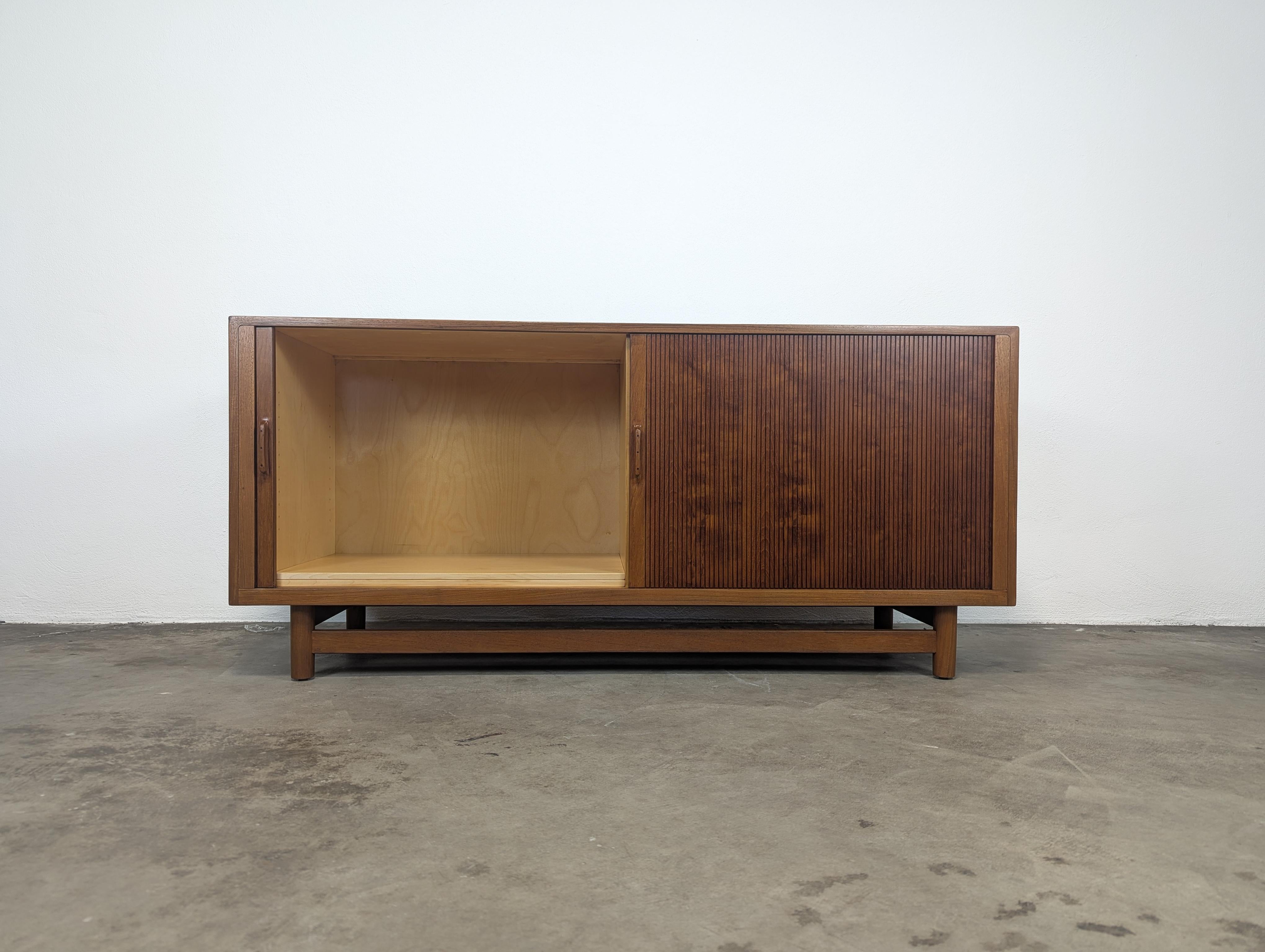Zum Verkauf steht ein seltenes dänisches Mid Century Modern Teakholz-Credenza von Worts Moller, ca. 1960er Jahre. Dieses exquisite Möbelstück zeigt die zeitlose Eleganz des skandinavischen Designs. Die wunderschön gearbeiteten Rolltüren lassen sich