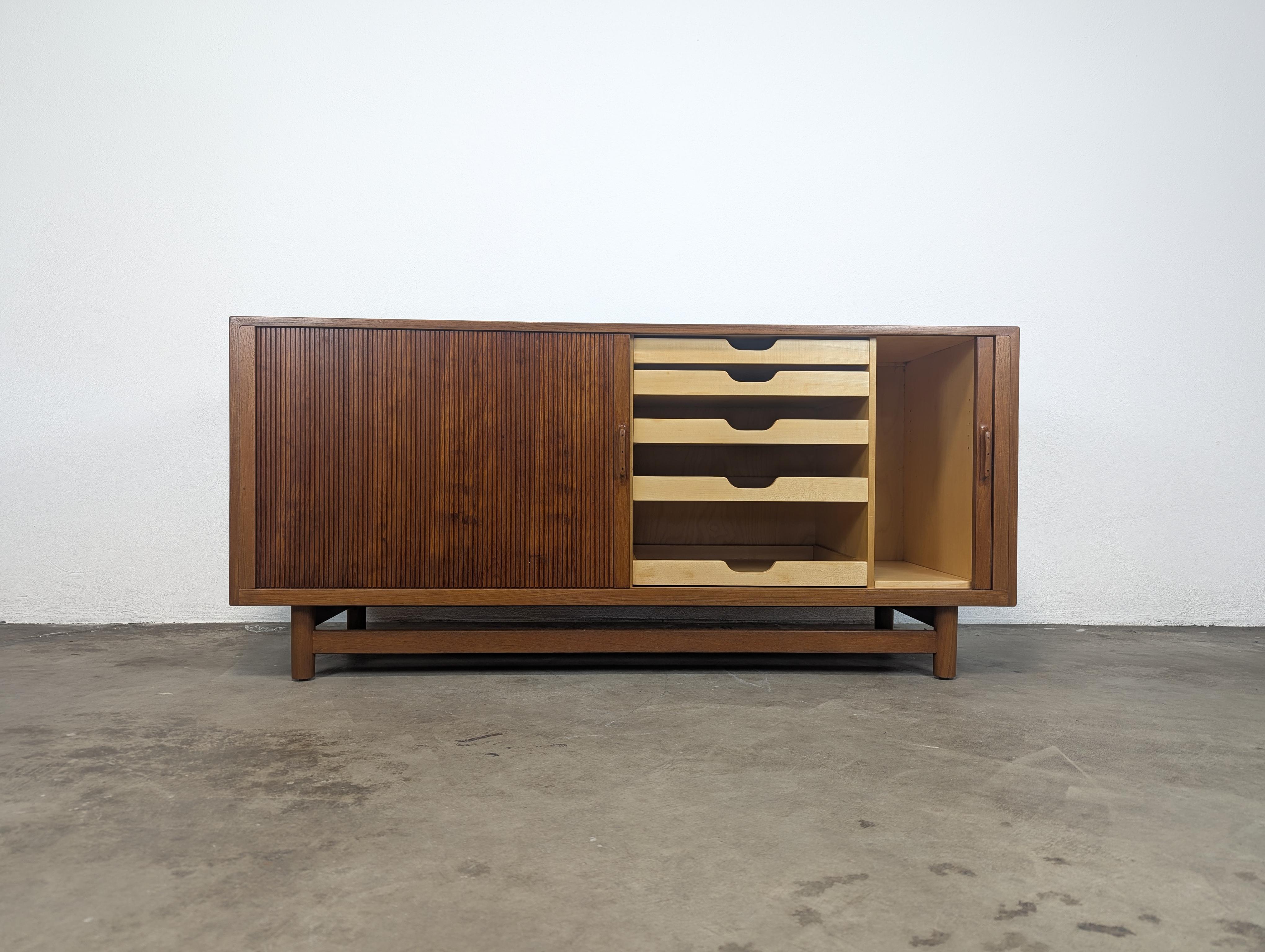 Dänische Tambour-Tür-Anrichte aus Teakholz von Worts Mobler, Mid-Century Modern, ca. 1960er Jahre (Moderne der Mitte des Jahrhunderts) im Angebot