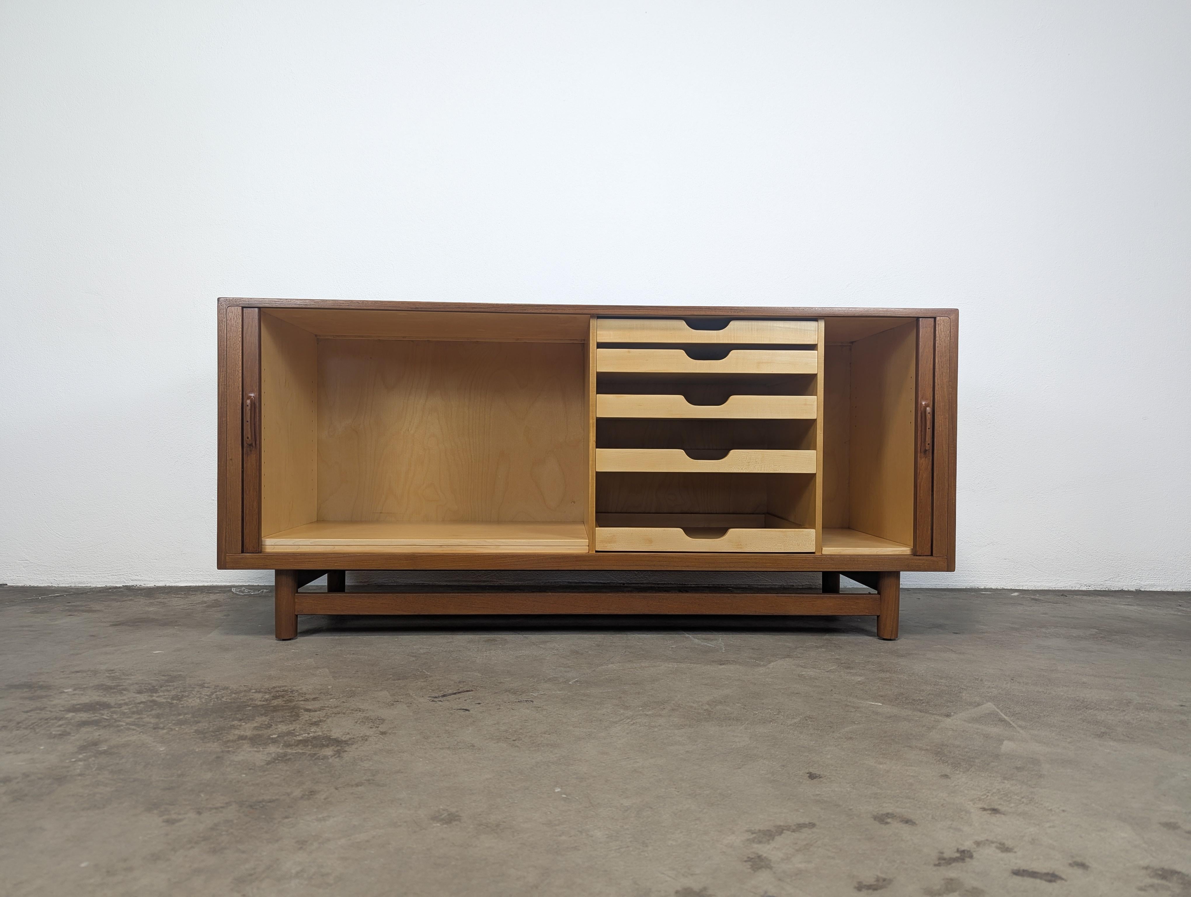 Dänische Tambour-Tür-Anrichte aus Teakholz von Worts Mobler, Mid-Century Modern, ca. 1960er Jahre im Zustand „Hervorragend“ im Angebot in Chino Hills, CA
