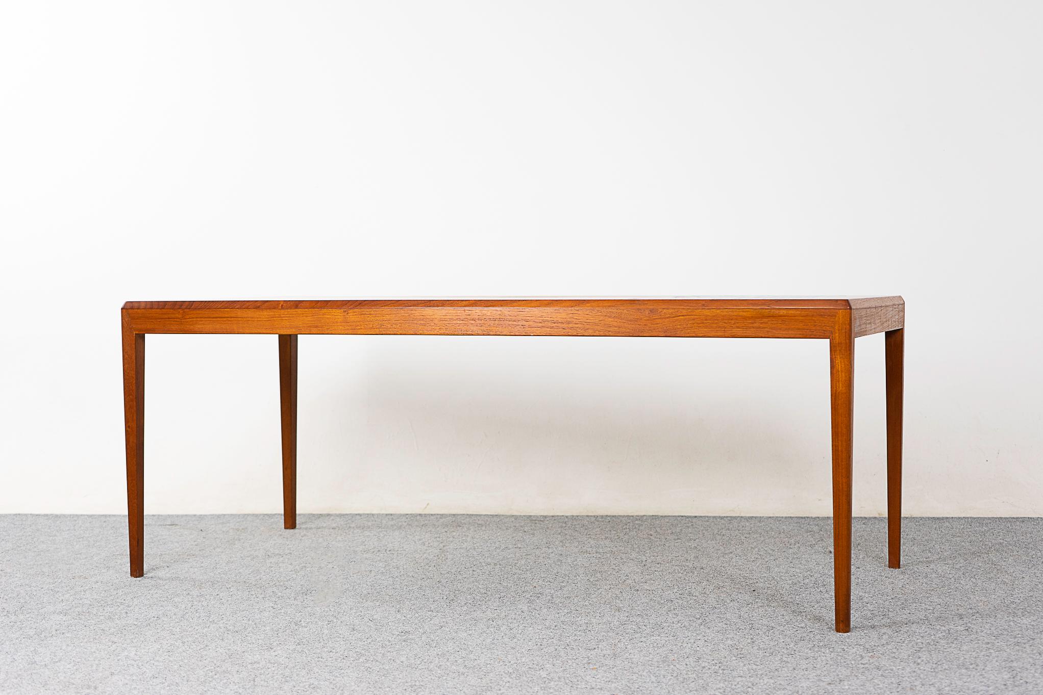 Milieu du XXe siècle Table basse danoise en teck et carrelage The Modernity