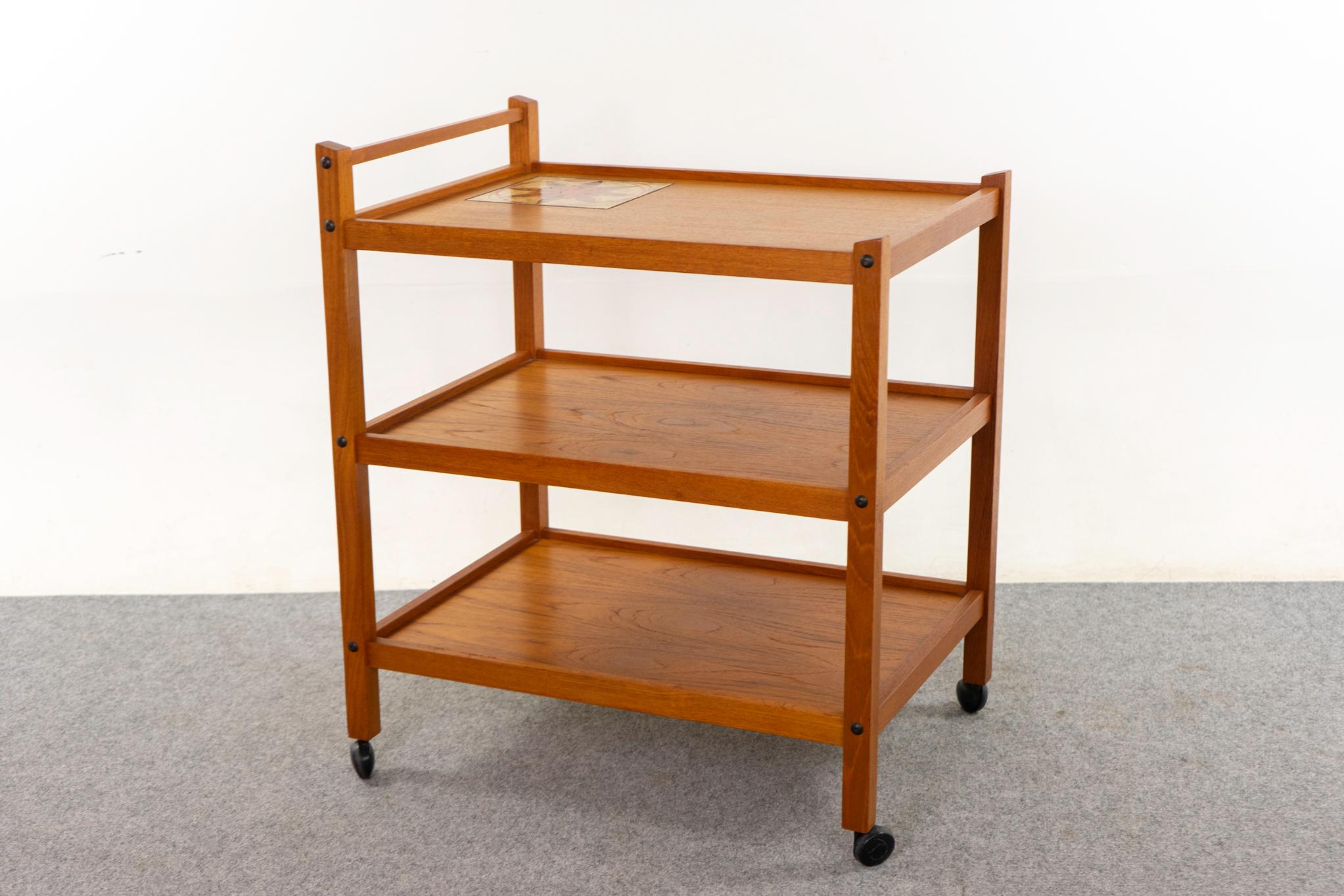 Dänischer Mid-Century Modern-Beistelltischwagen aus Teakholz und Kacheln im Angebot 6