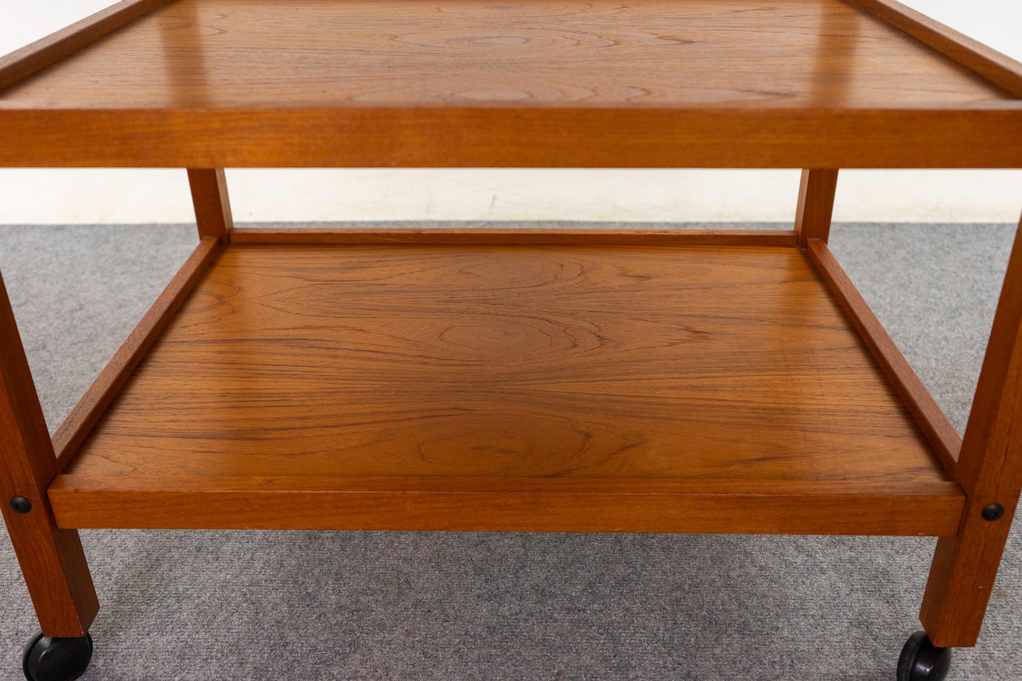 Dänischer Mid-Century Modern-Beistelltischwagen aus Teakholz und Kacheln im Angebot 1