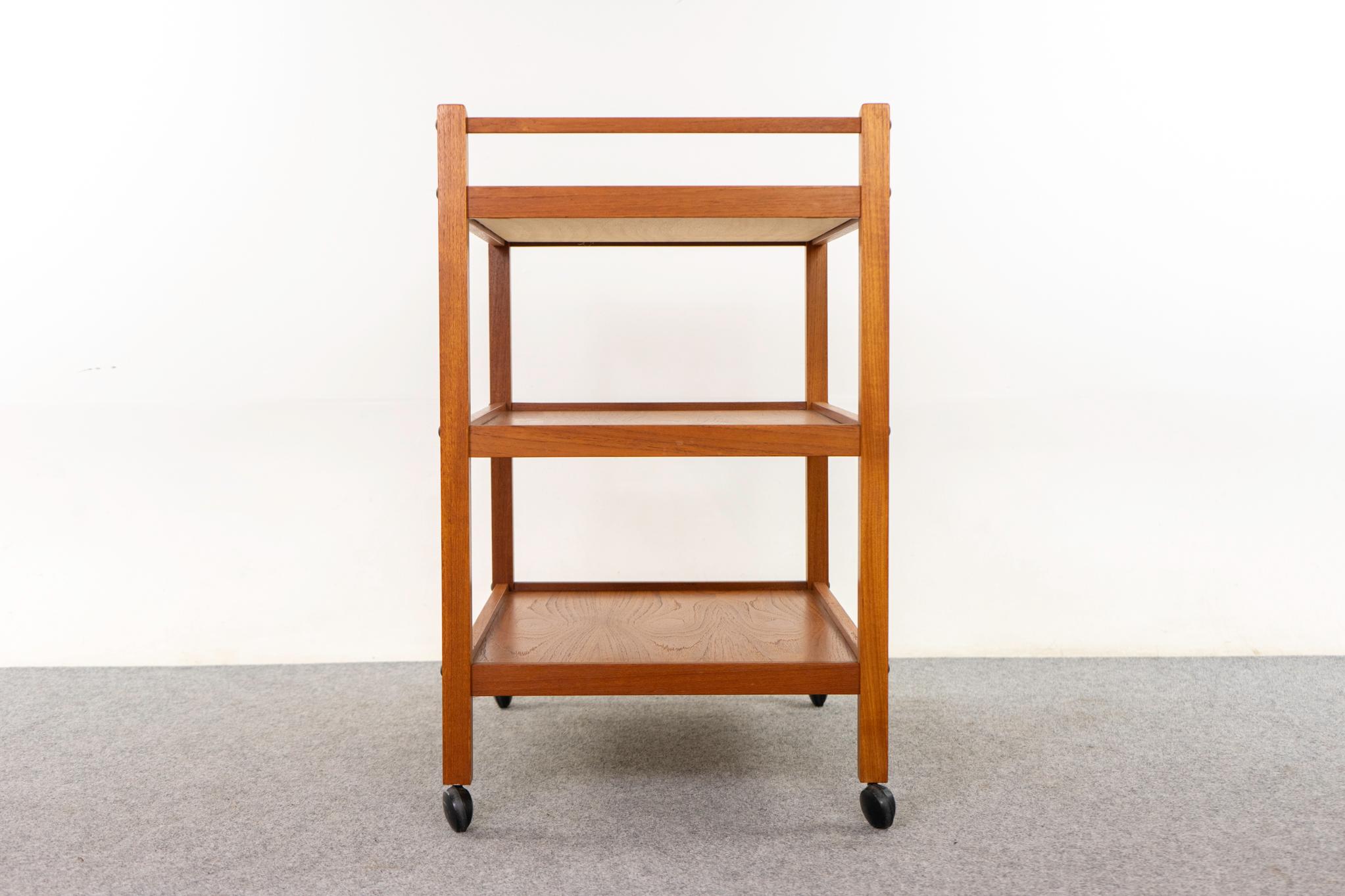 Dänischer Mid-Century Modern-Beistelltischwagen aus Teakholz und Kacheln im Angebot 2