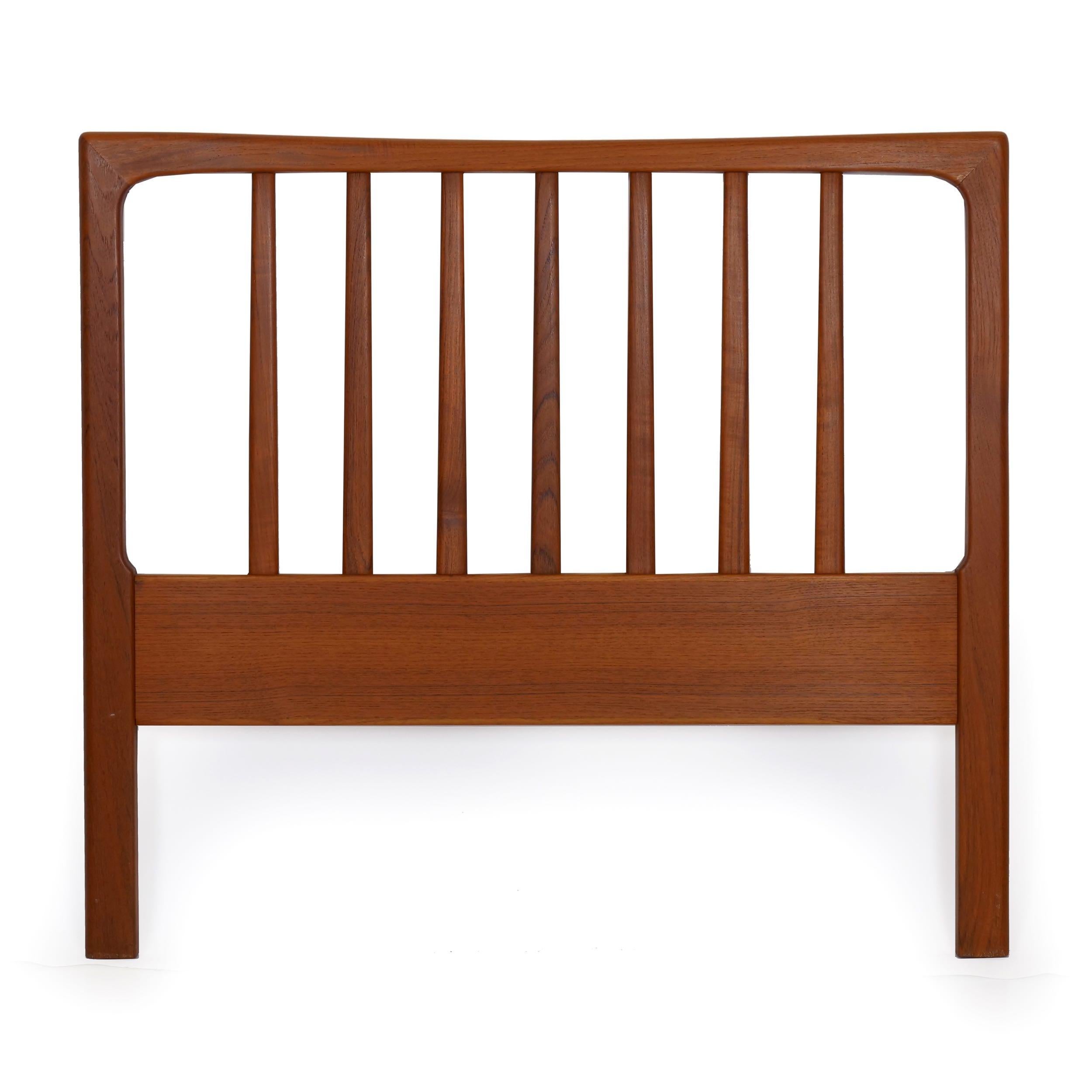 This nice sculpted teak twin bed headboard is a known design by Folke Ohlsson and manufactured by DUX in the 1960s. It is a sleek and austere design, simple and, typical of the period, crafted of beautiful solid oiled teak. It may need to be