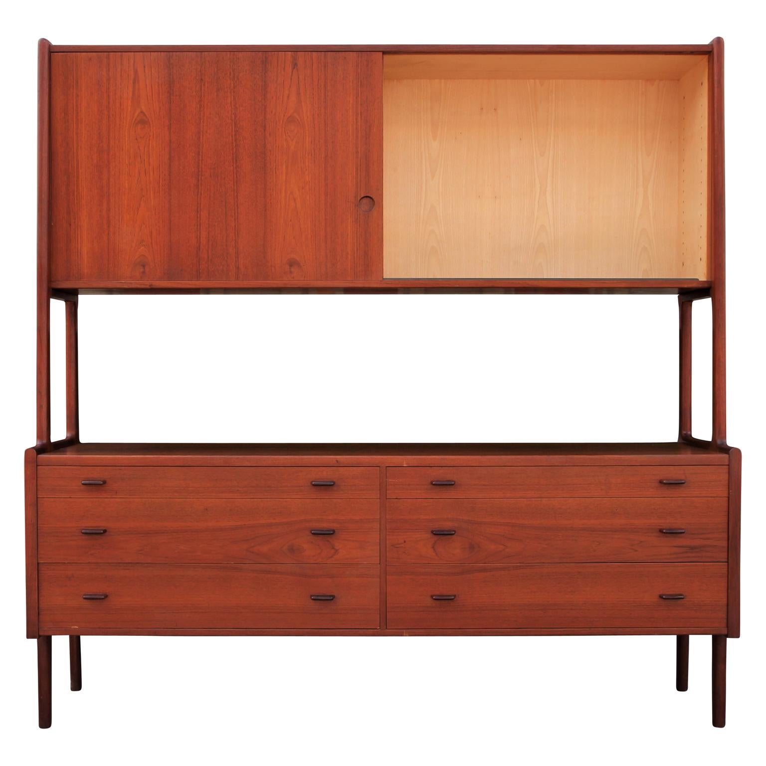 Danish modern Hans Wegner double credenza / highboard in teak wood. Model RY-20 manufactured in Denmark in the late 1950s by Ry Mobler. This beautiful piece features a top with two large sliding doors revealing cupboards with two adjustable shelves