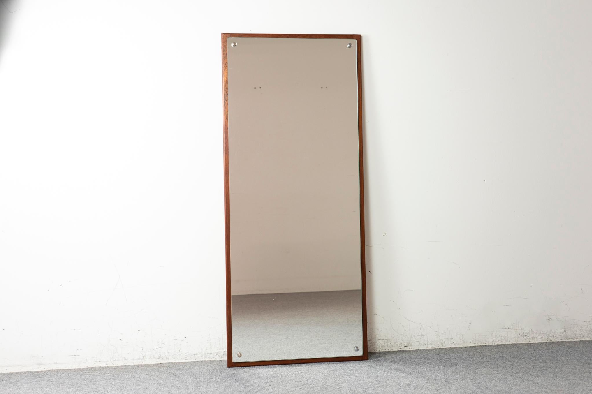 Specchio da parete in teak danese del Mid-Century Modern, anni '60 circa. Telaio in legno massiccio con venature e lavorazioni straordinarie. Vetro nuovo e intatto con bordi arrotondati e ferramenta CAP.
