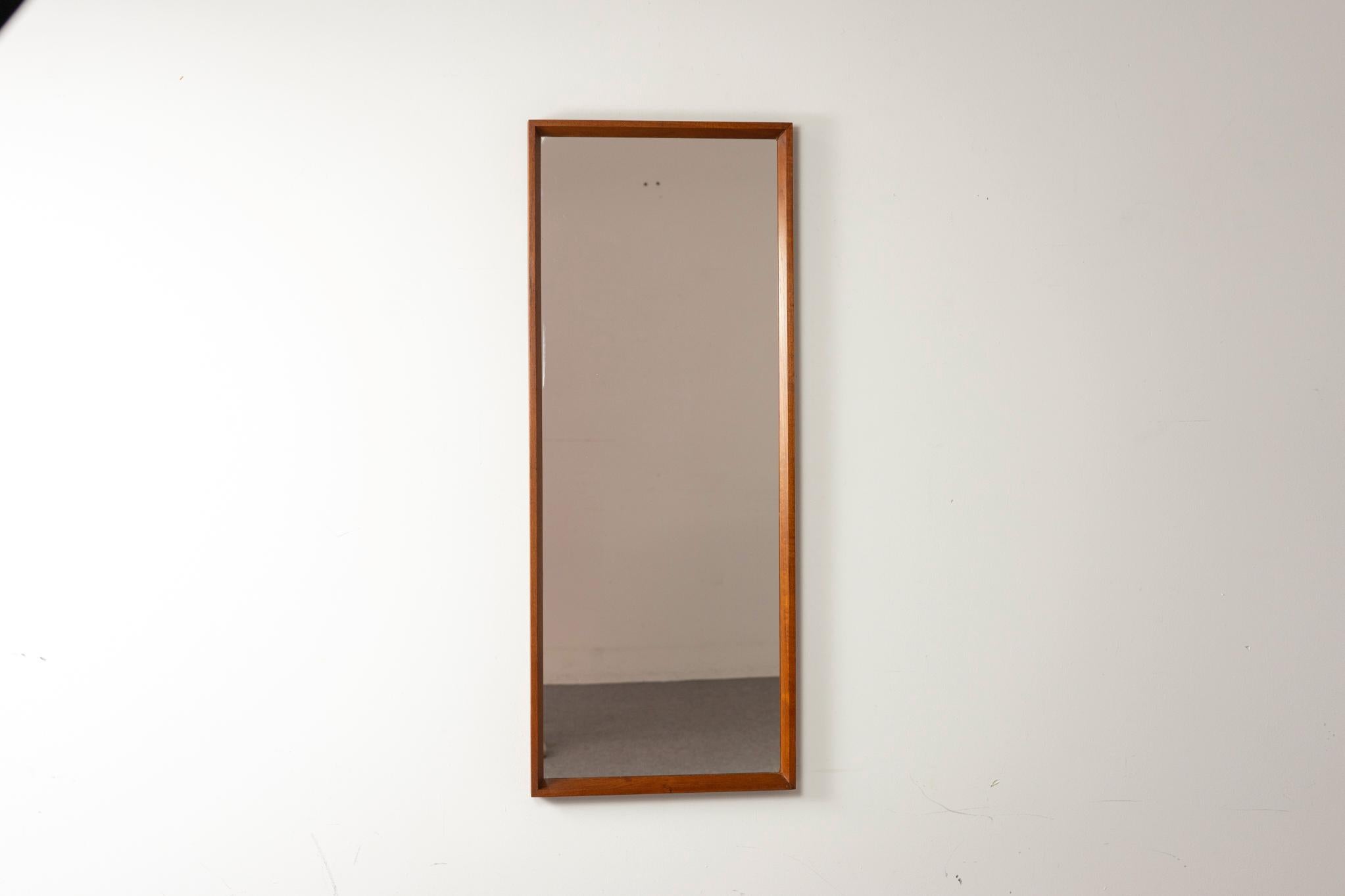 Miroir danois en teck, circa 1960. Cadre solide avec de beaux motifs de grain et des détails de menuiserie intéressants. Verre neuf et impeccable.