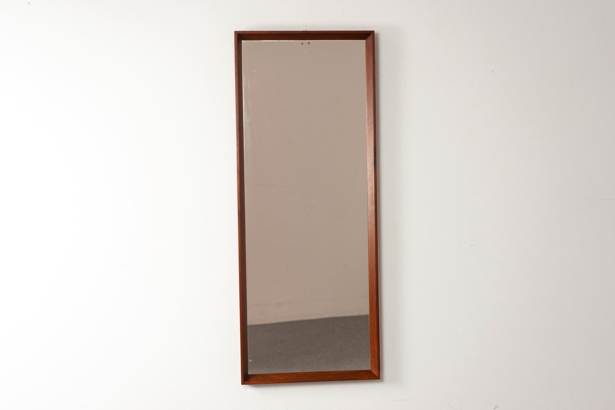 Specchio danese della metà del secolo scorso, circa 1960. Cornice solida con un'incredibile venatura e vetro nuovo e intatto. 