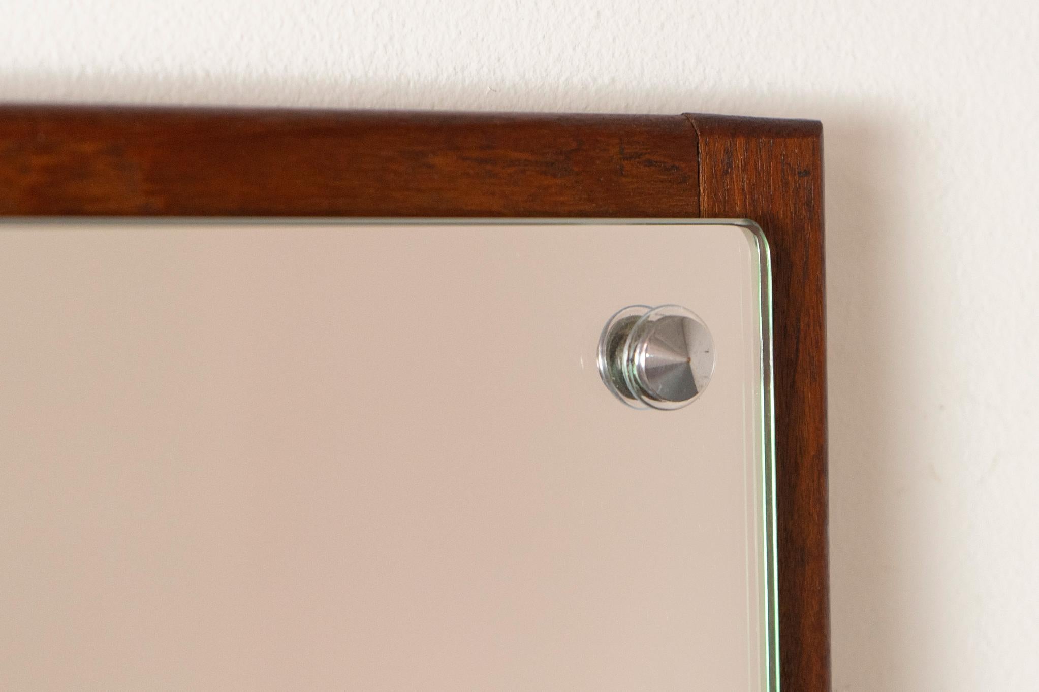 Scandinavo moderno Specchio da parete danese in teak della metà del secolo scorso in vendita
