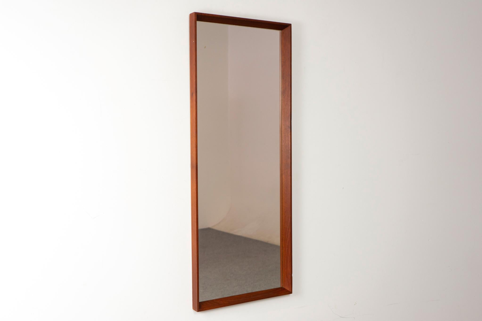 Scandinavo moderno Specchio da parete danese in teak della metà del secolo scorso in vendita