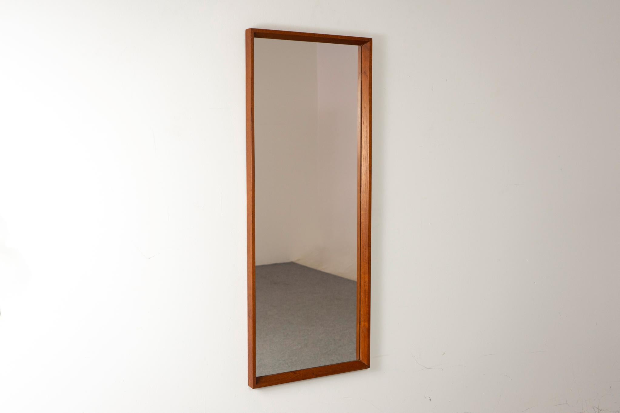 Danois Miroir mural danois en teck moderne du milieu du siècle en vente