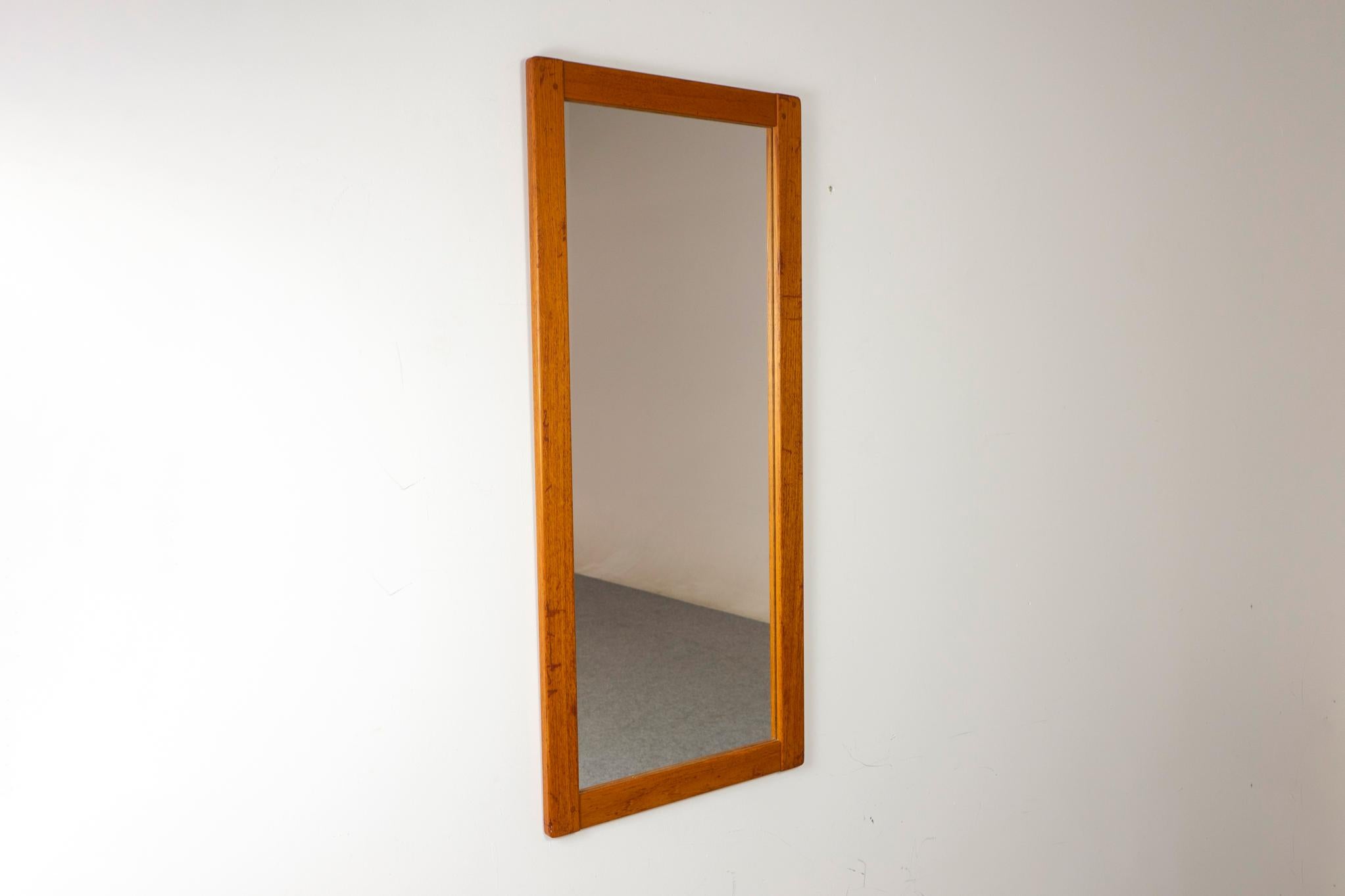 Danois Miroir mural danois en teck moderne du milieu du siècle en vente