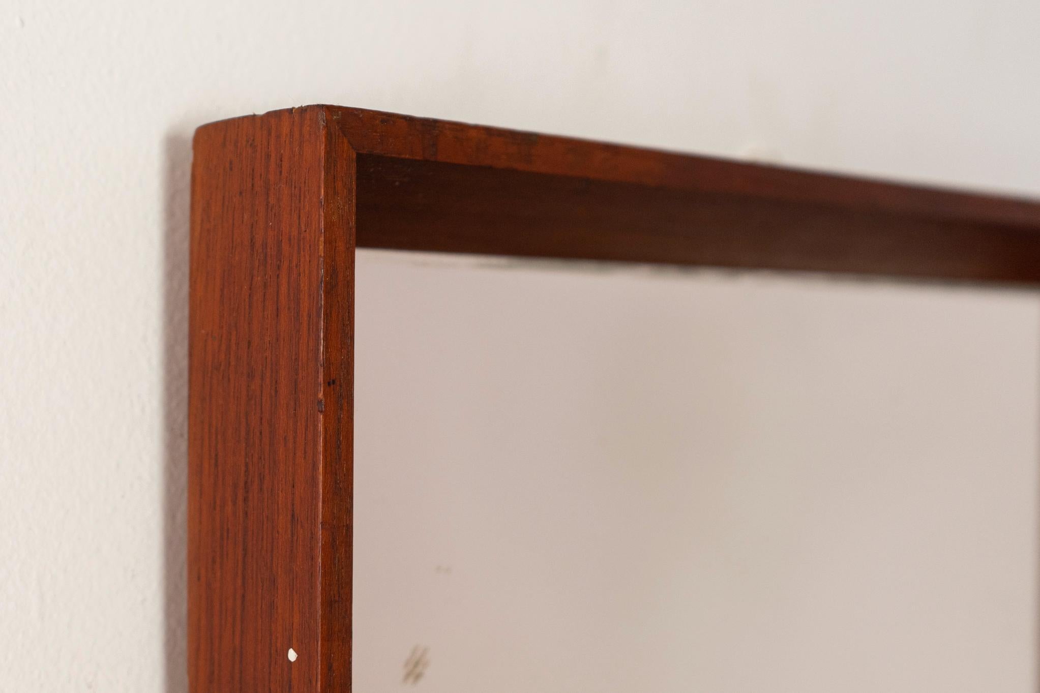 Specchio da parete danese in teak della metà del secolo scorso In condizioni buone in vendita a VANCOUVER, CA