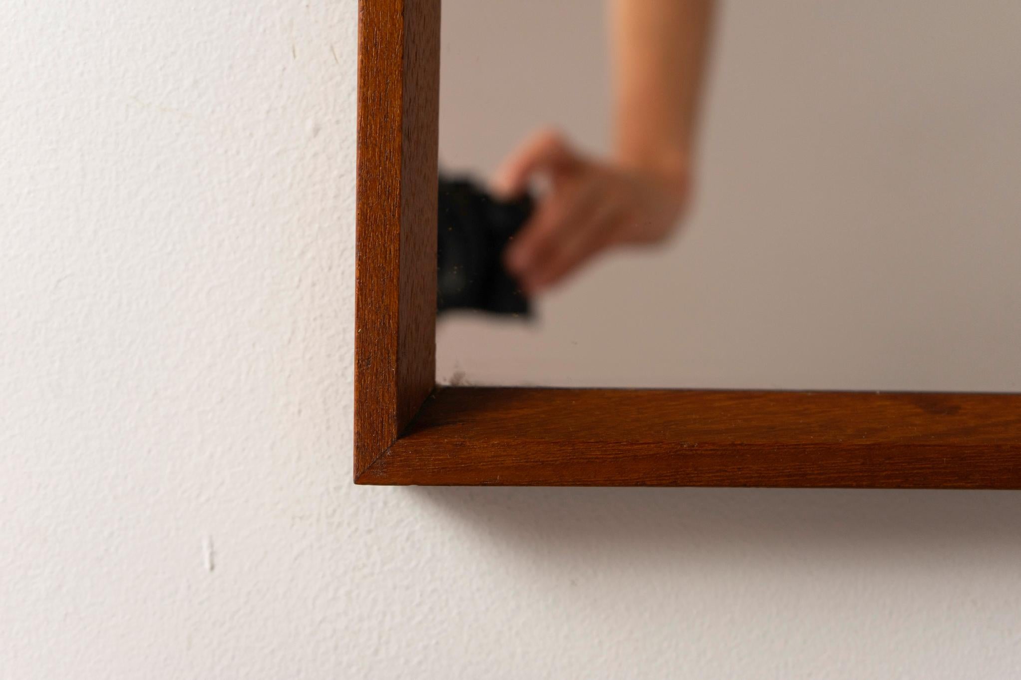Milieu du XXe siècle Miroir mural danois en teck moderne du milieu du siècle en vente