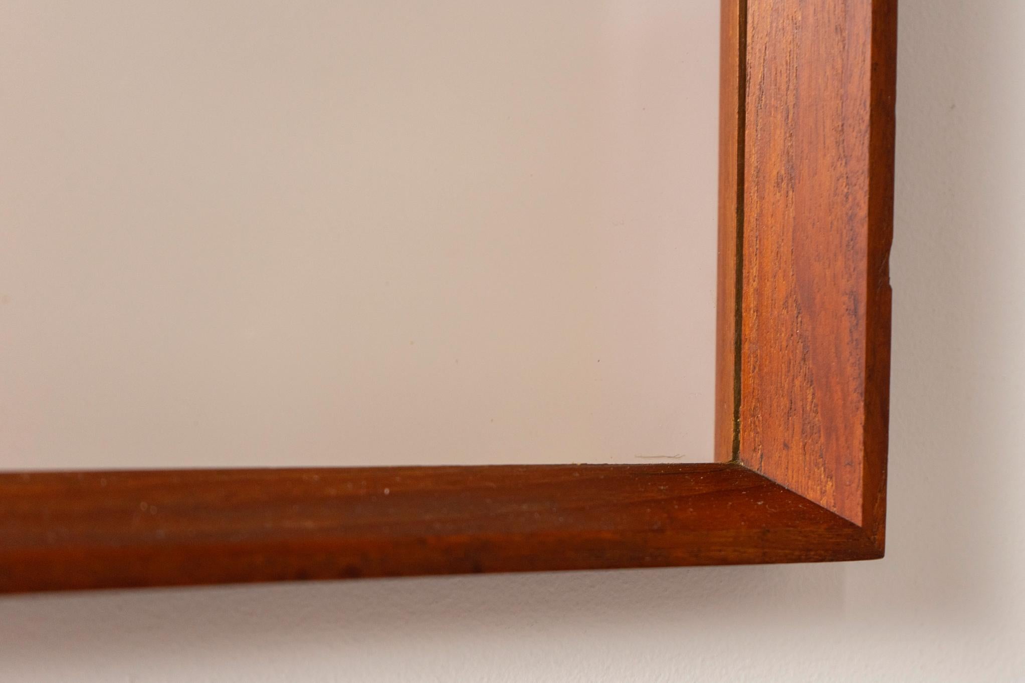 Metà XX secolo Specchio da parete danese in teak della metà del secolo scorso in vendita