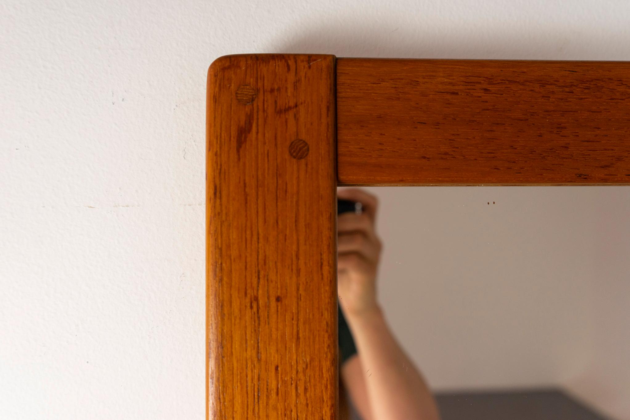 Milieu du XXe siècle Miroir mural danois en teck moderne du milieu du siècle en vente