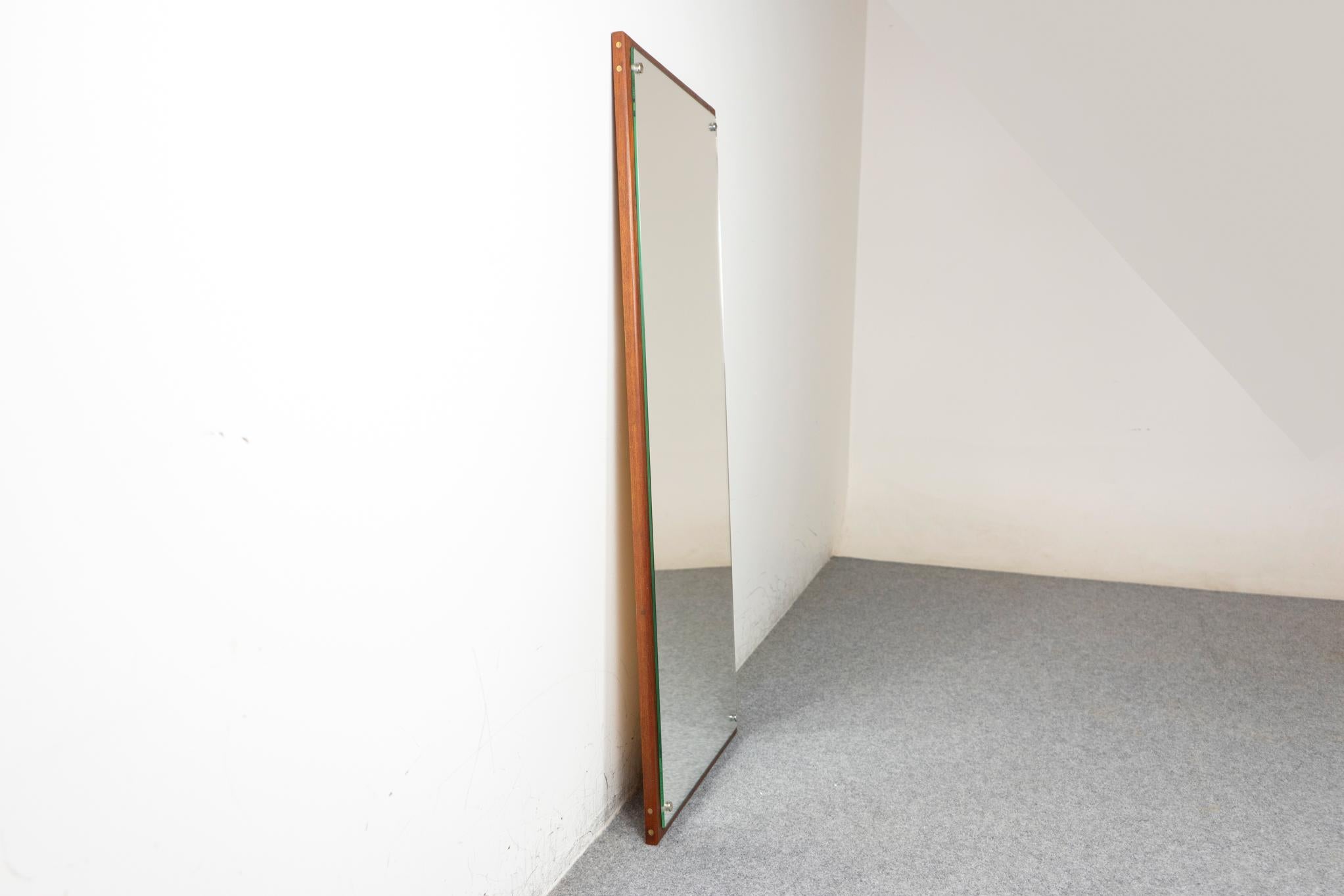 Specchio da parete danese in teak della metà del secolo scorso in vendita 1