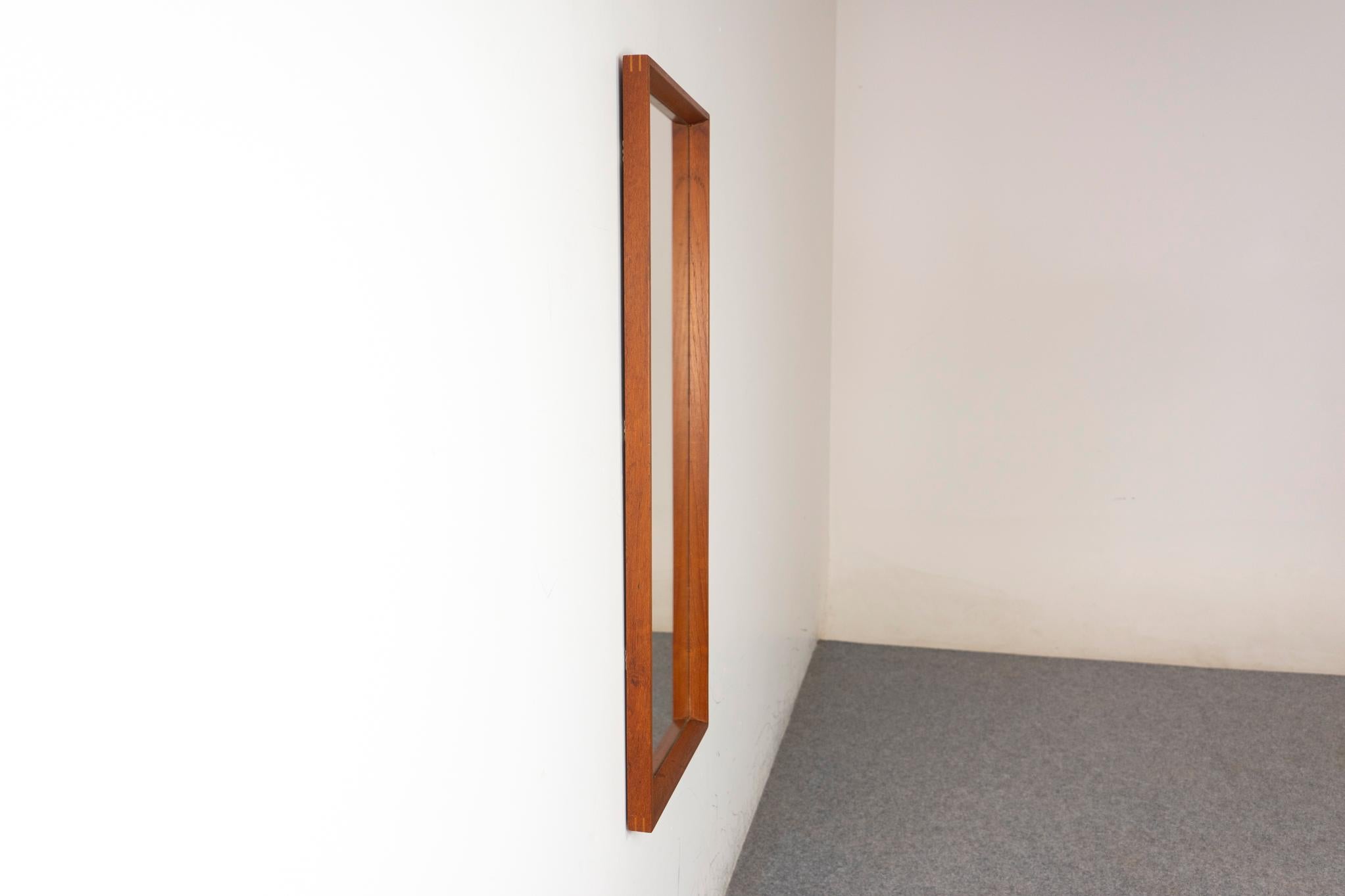 Miroir mural danois en teck moderne du milieu du siècle en vente 1