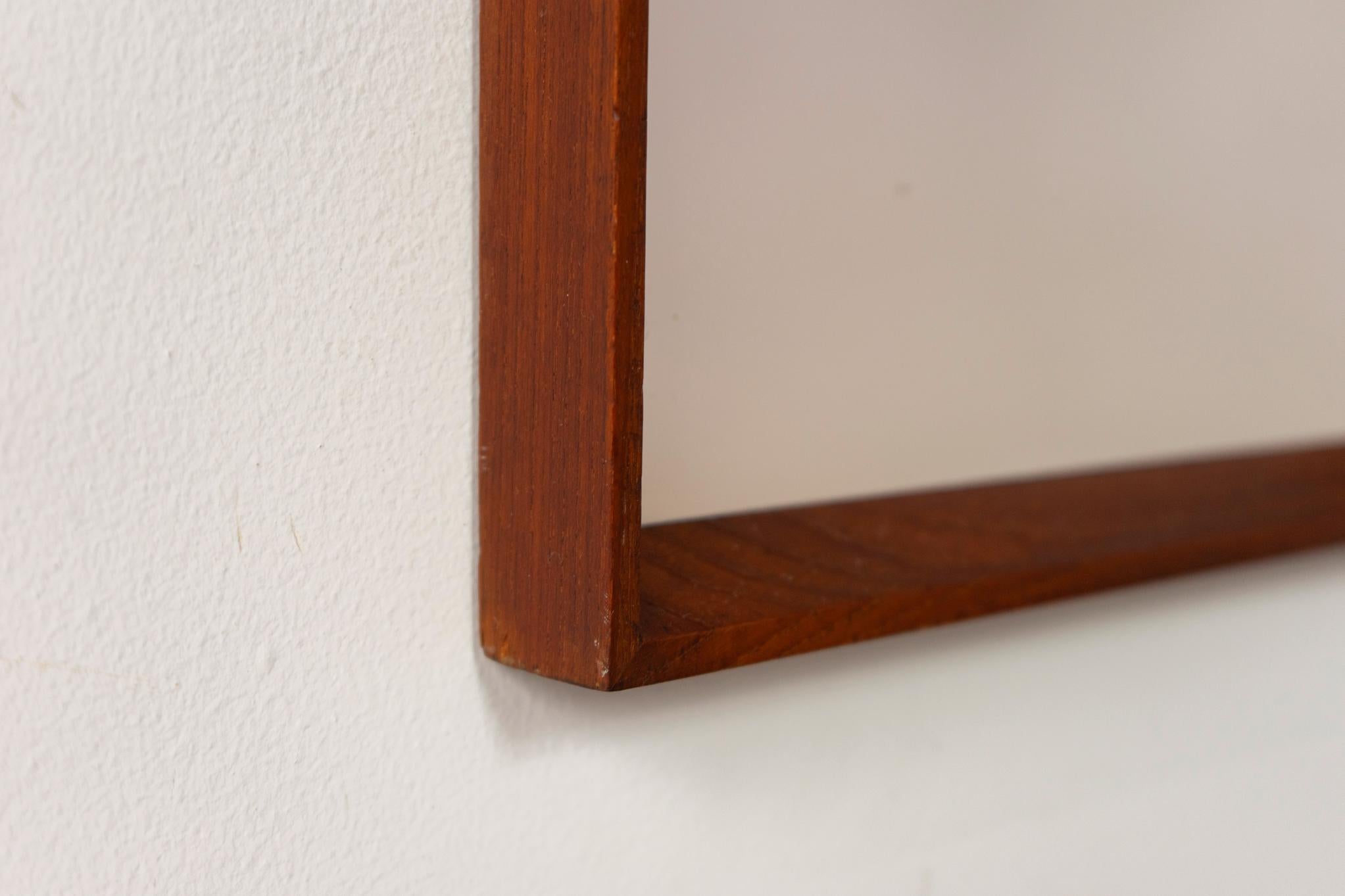 Specchio da parete danese in teak della metà del secolo scorso in vendita 1