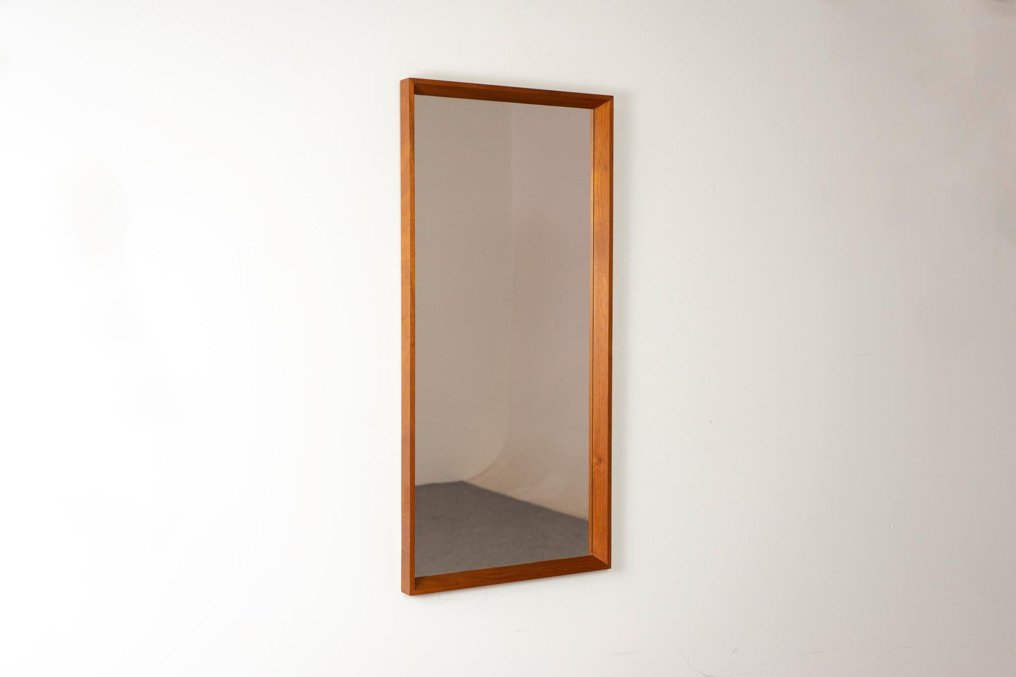 Miroir mural danois en teck moderne du milieu du siècle en vente 1