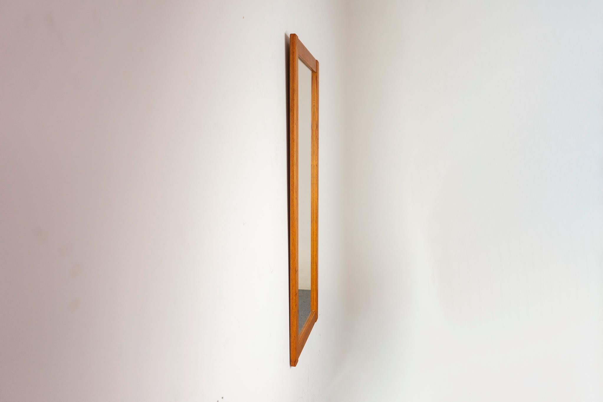 Miroir mural danois en teck moderne du milieu du siècle en vente 1