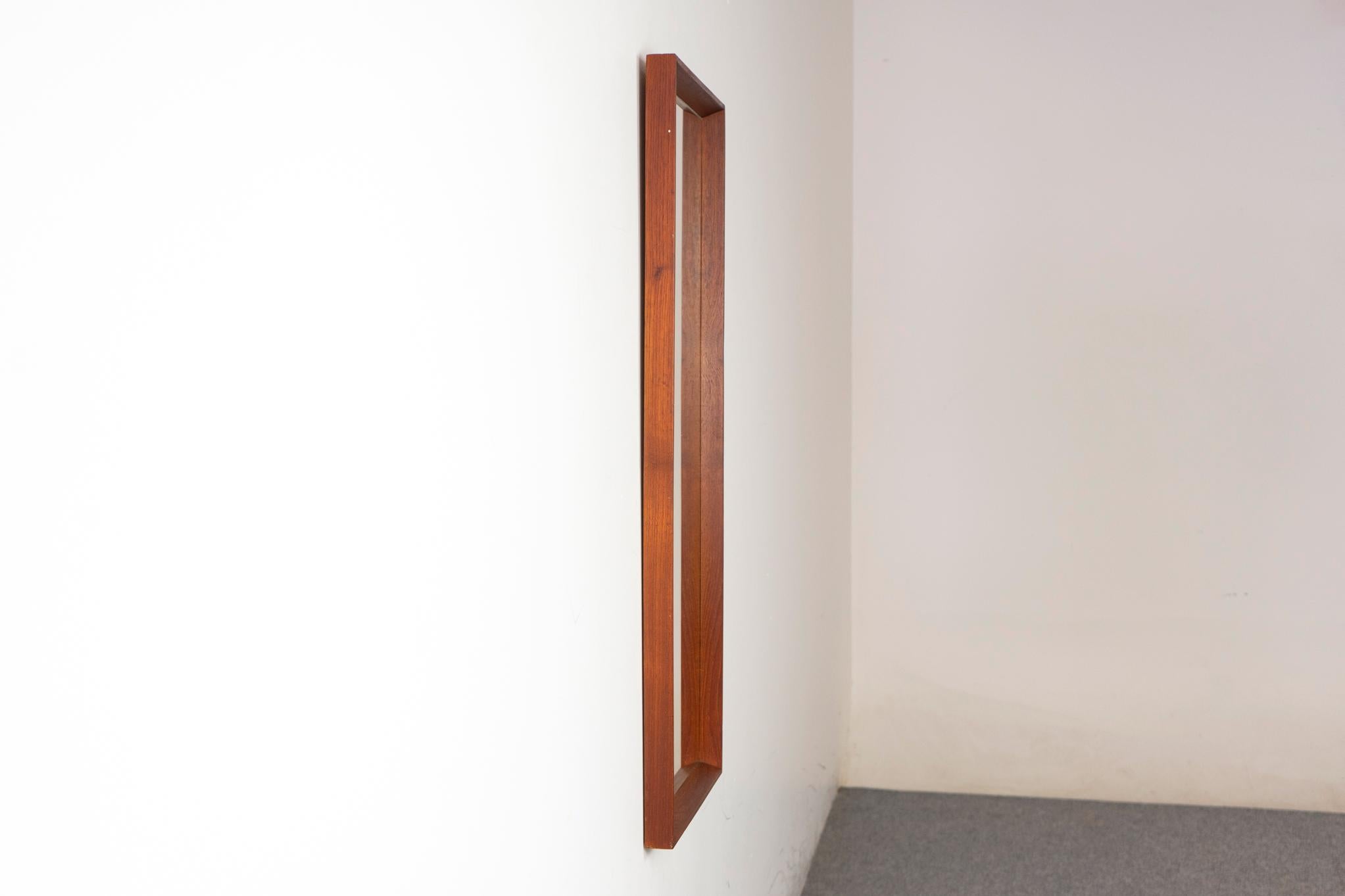Specchio da parete danese in teak della metà del secolo scorso in vendita 2