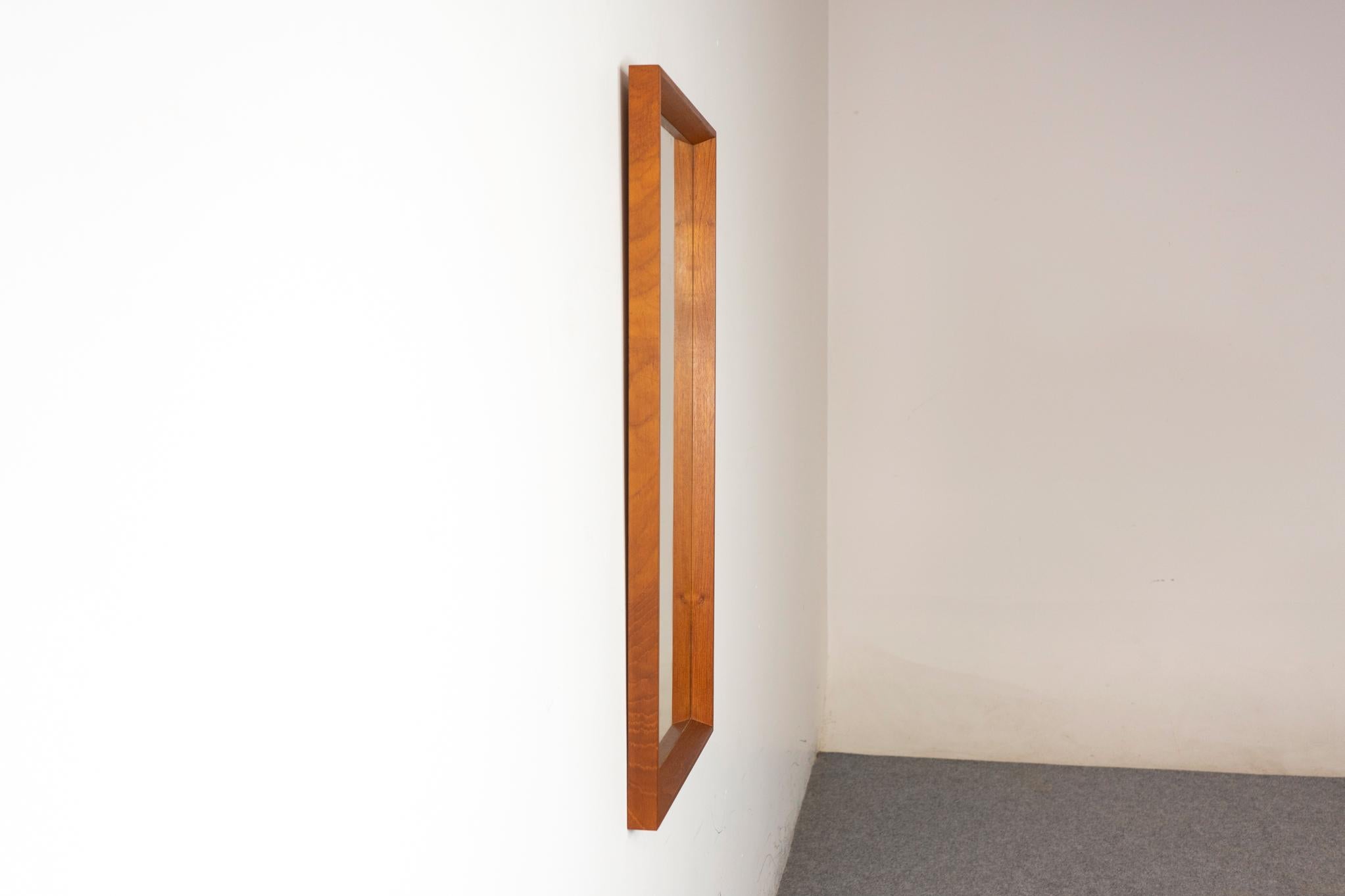 Miroir mural danois en teck moderne du milieu du siècle en vente 2