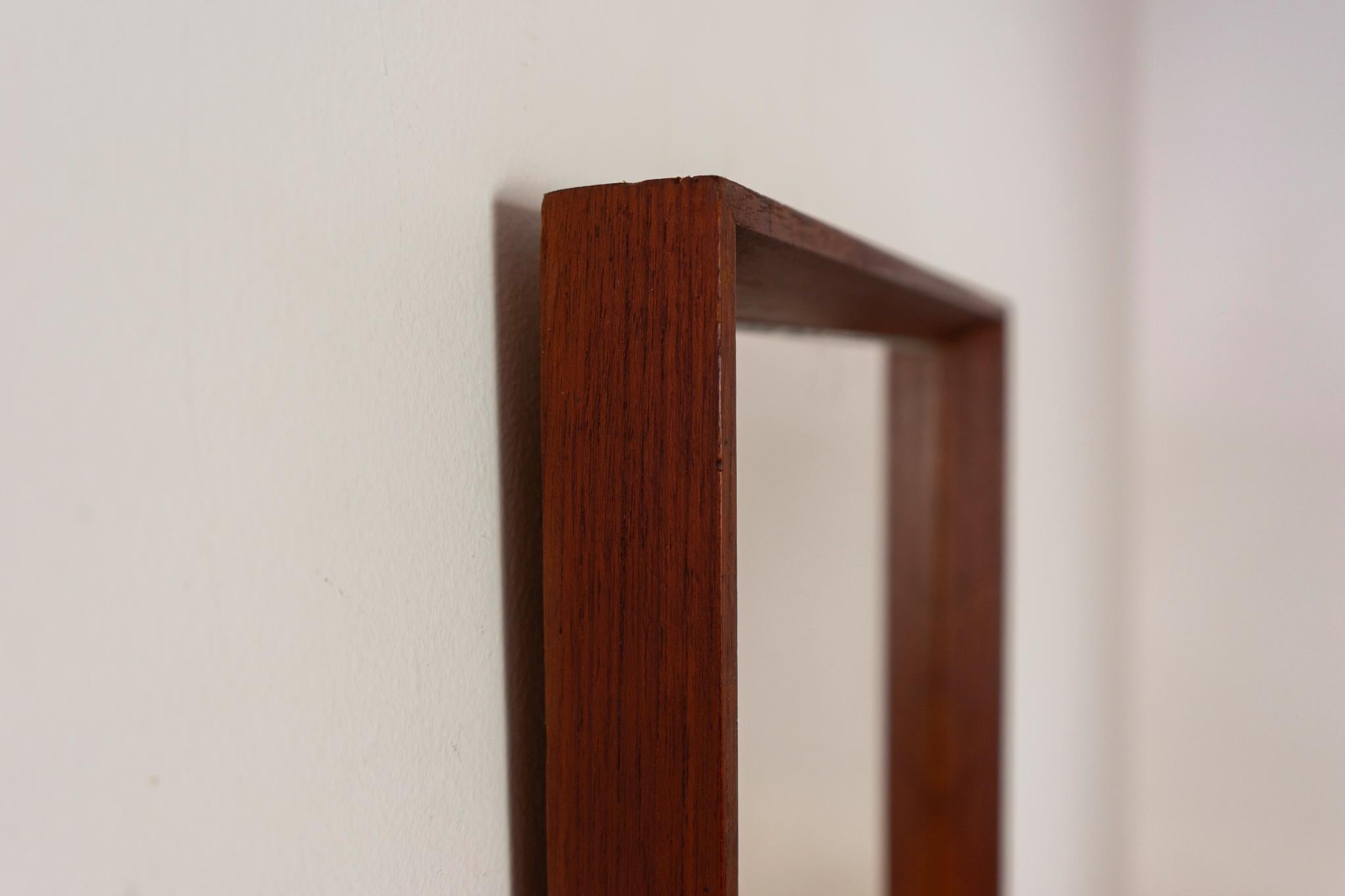 Specchio da parete danese in teak della metà del secolo scorso in vendita 3