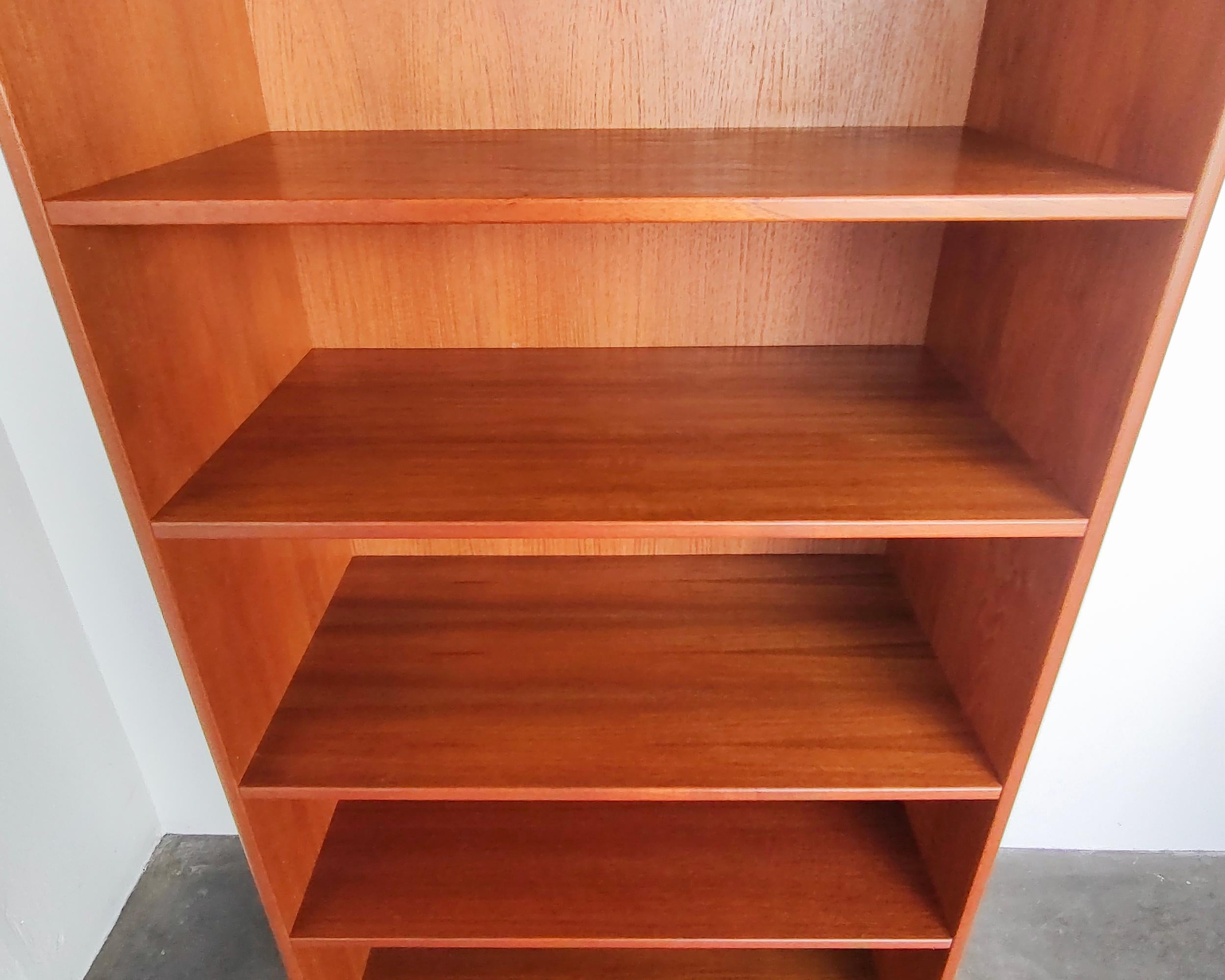Danish Mid-Century Modern Teak Wood Tall Shelf Bookshelf Bookcase In Good Condition For Sale In Hawthorne, CA