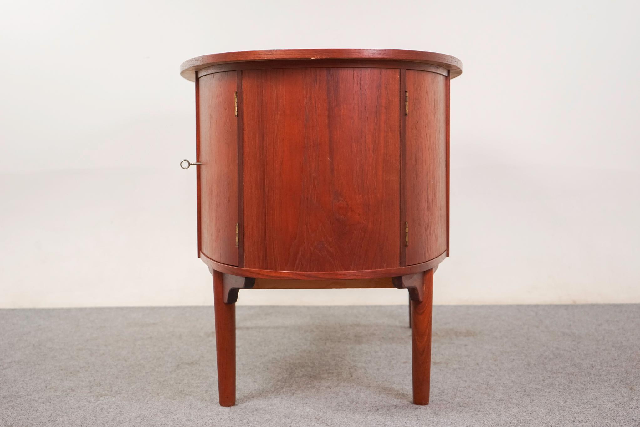 Scrivania danese in teak della metà del secolo scorso in vendita 2