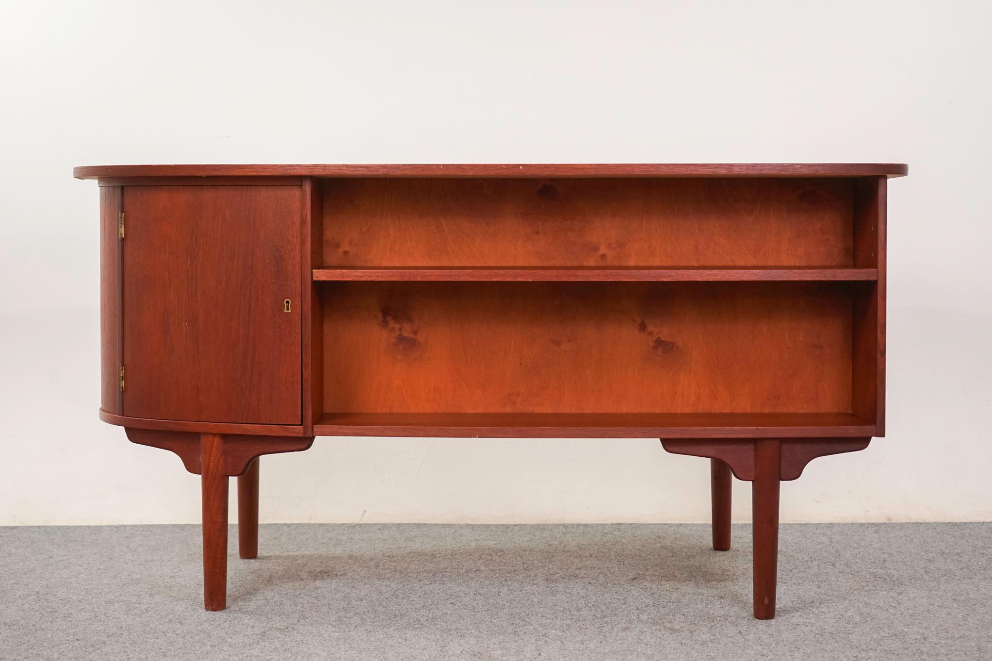 Scrivania danese in teak della metà del secolo scorso in vendita 3