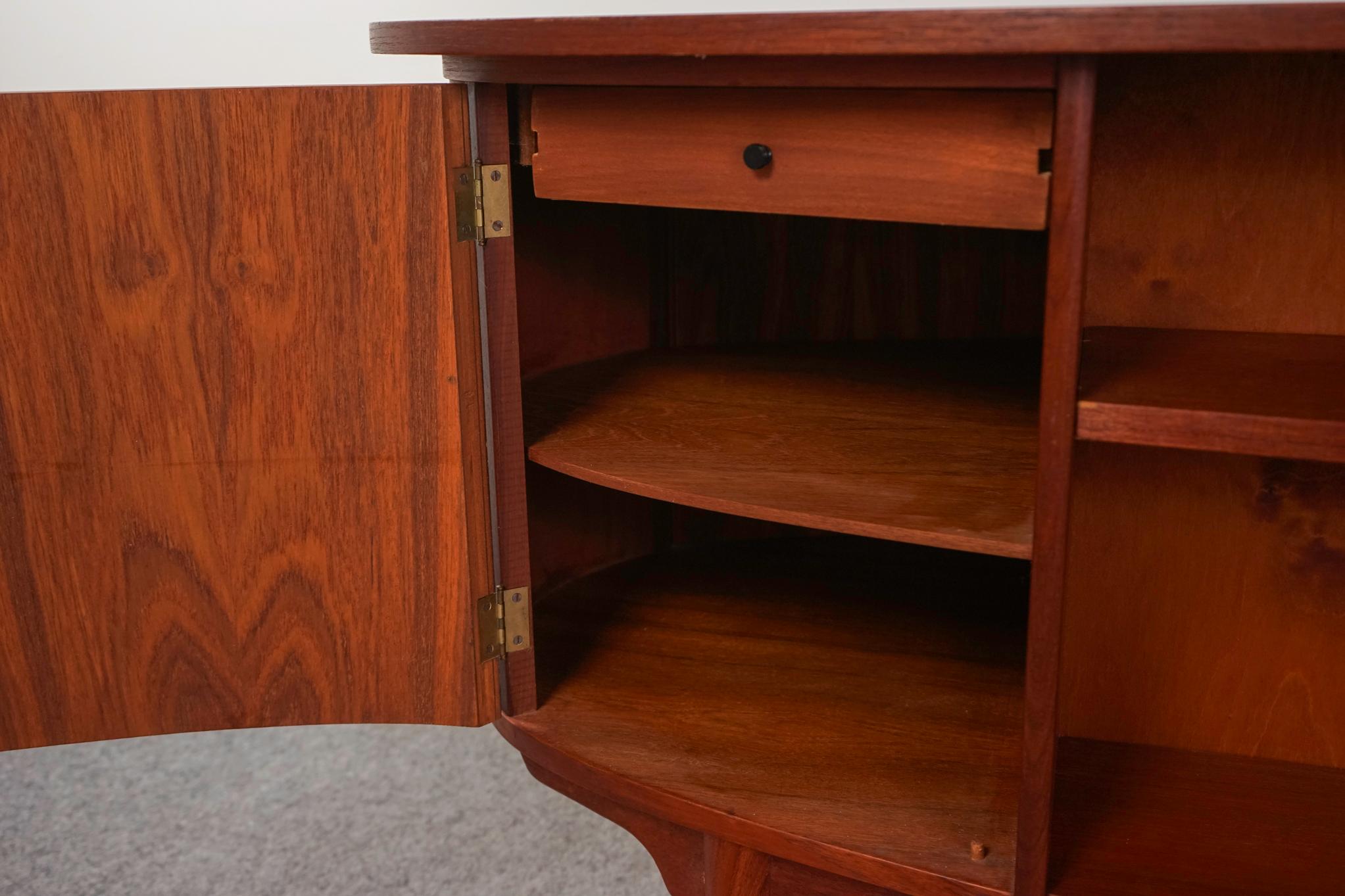 Scrivania danese in teak della metà del secolo scorso in vendita 4