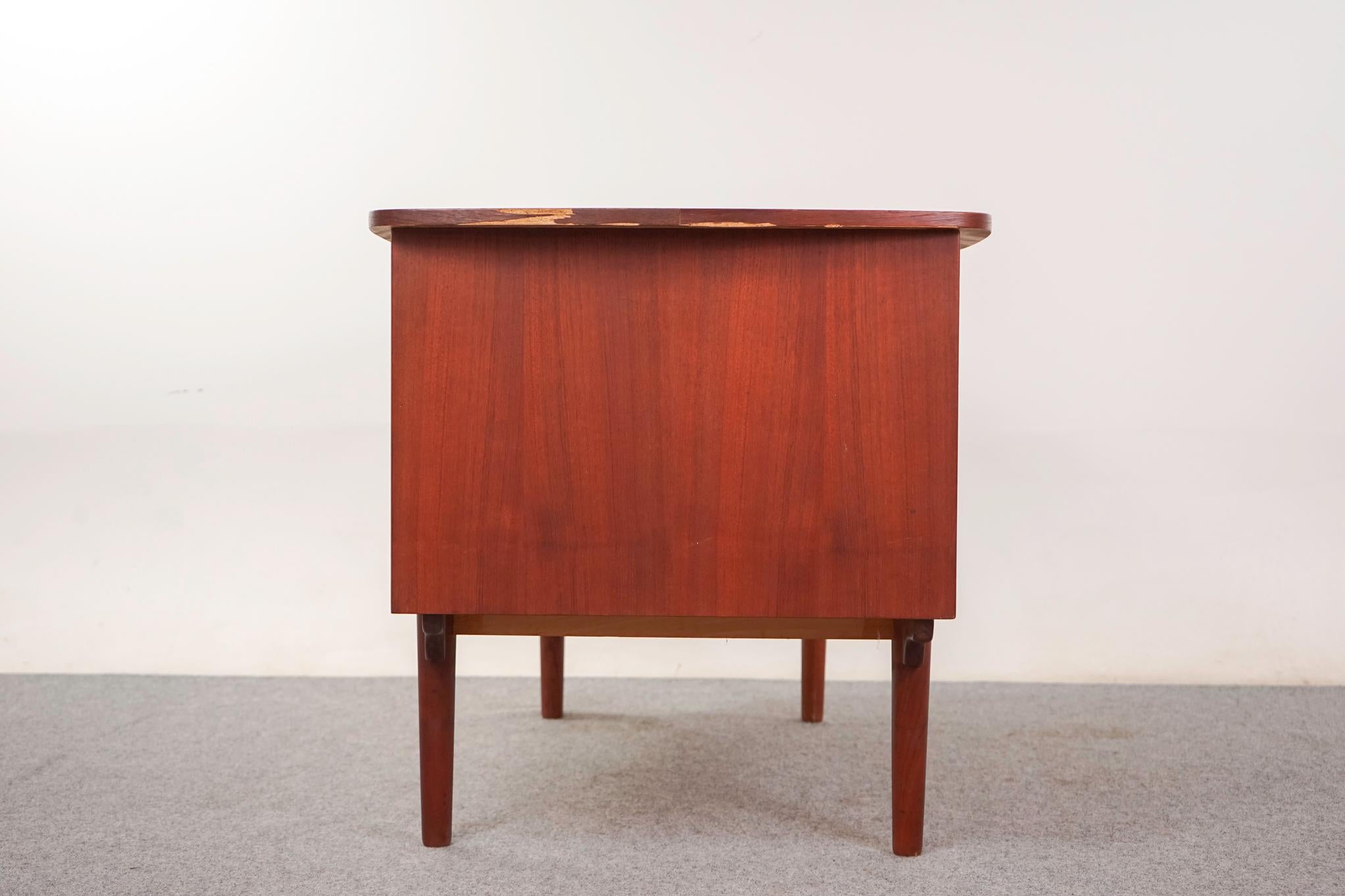 Scrivania danese in teak della metà del secolo scorso in vendita 5