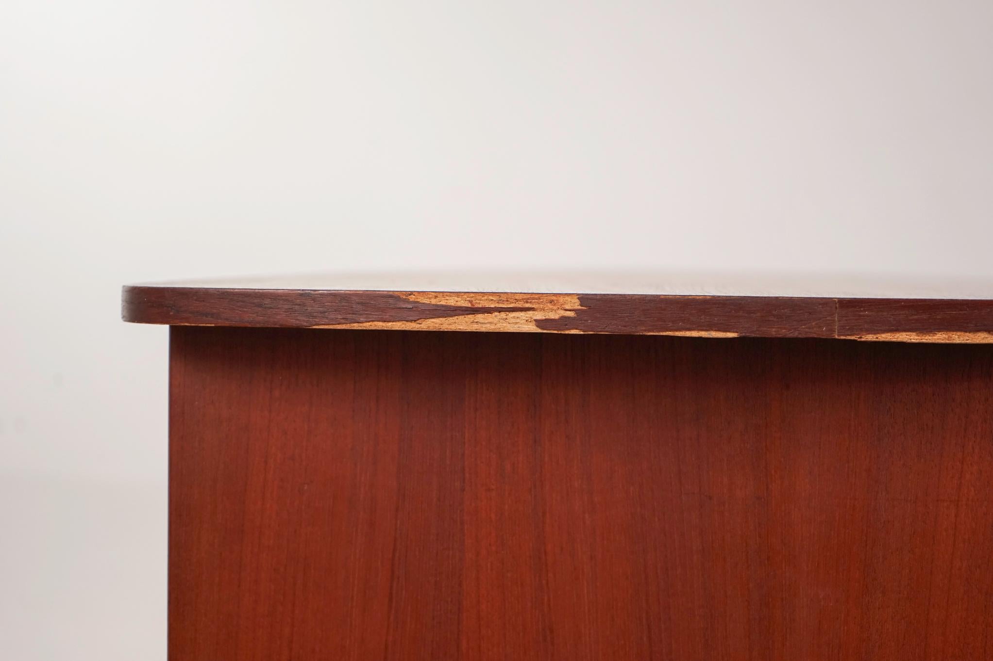 Scrivania danese in teak della metà del secolo scorso in vendita 6