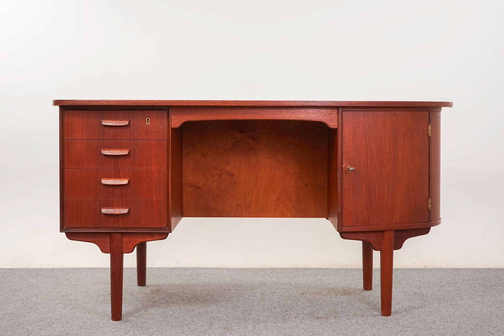 Scrivania danese in teak, anni '60 circa. Rifiniture massicce e splendida impiallacciatura in tinta con il libro. Piano a forma atomica, ante anteriori e posteriori curve e libreria aperta. Un profilo fantastico da tutti i lati!

Un articolo non