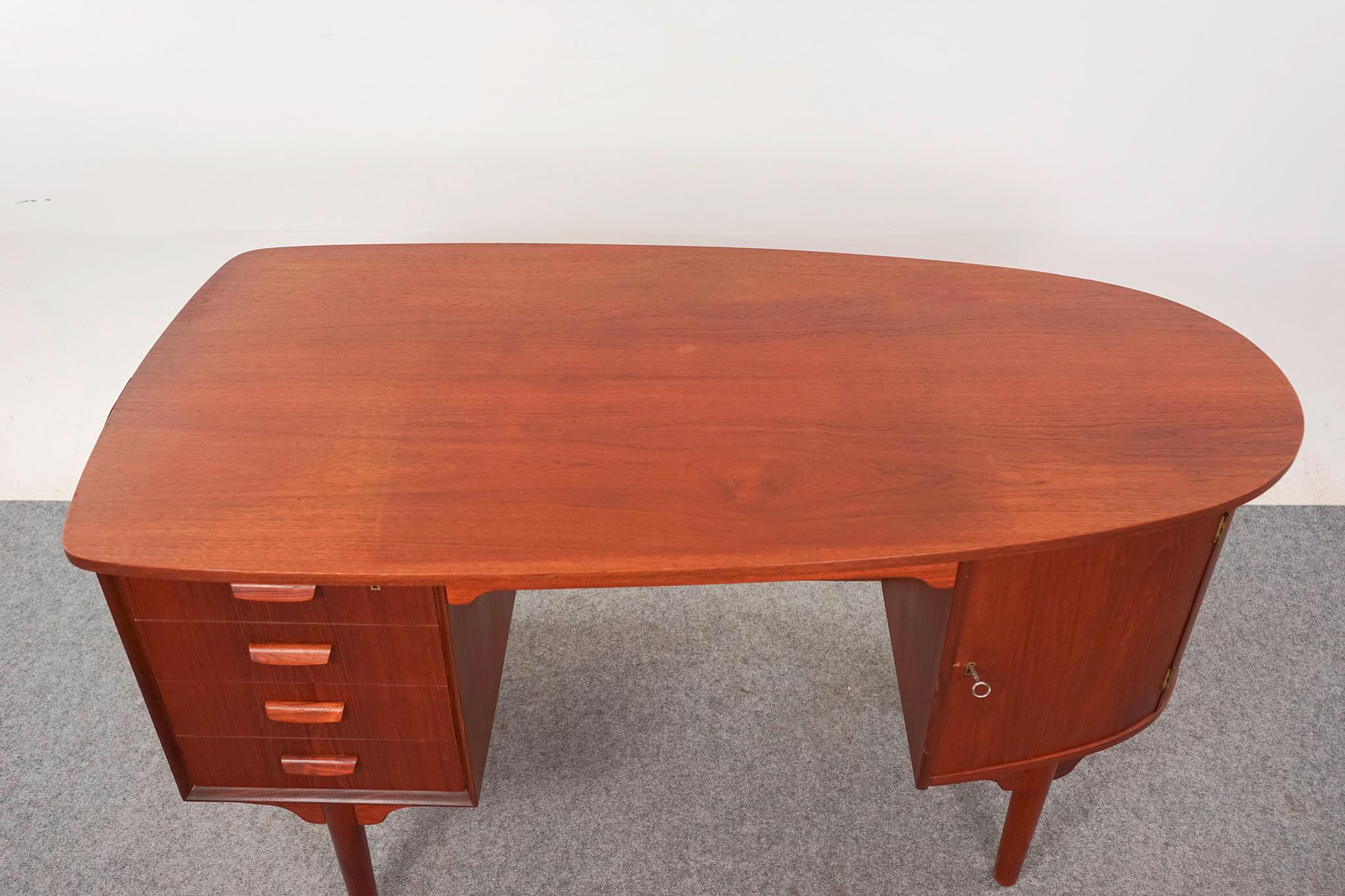 Scandinavo moderno Scrivania danese in teak della metà del secolo scorso in vendita