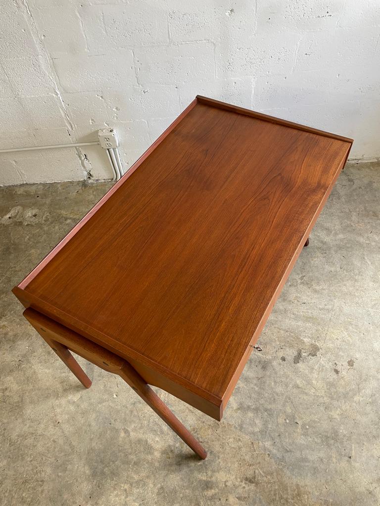 Mid-Century moderno Scrivania danese in teak della metà del secolo scorso in vendita