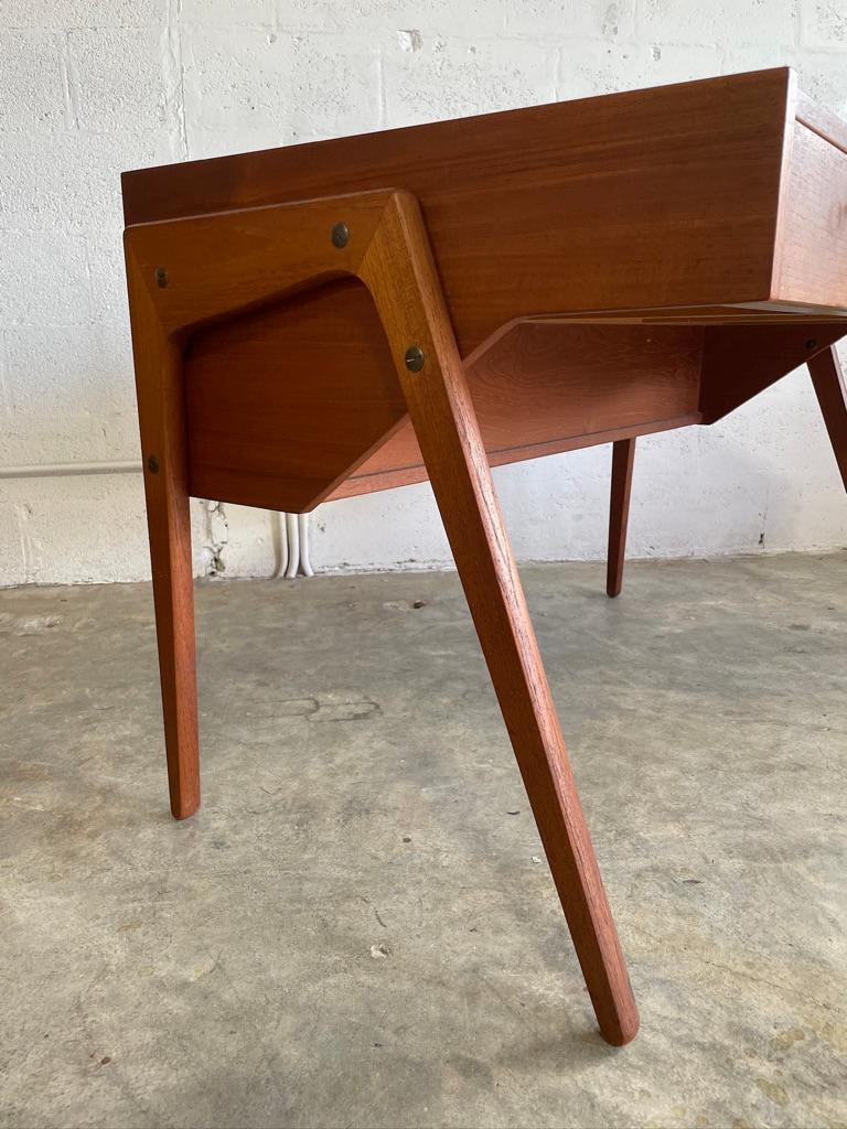 Scrivania danese in teak della metà del secolo scorso In condizioni buone in vendita a Fort Lauderdale, FL