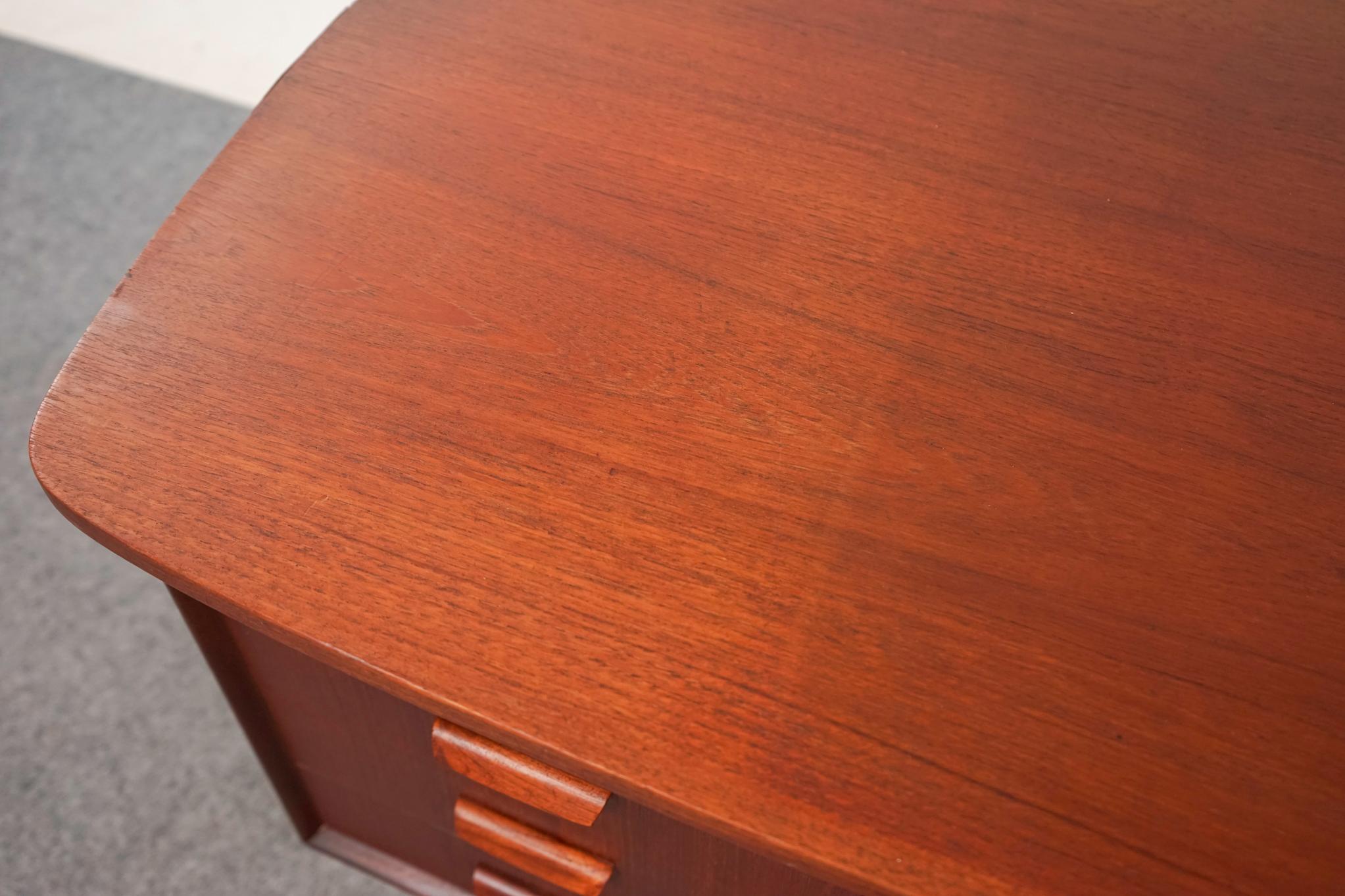 Scrivania danese in teak della metà del secolo scorso In condizioni buone in vendita a VANCOUVER, CA