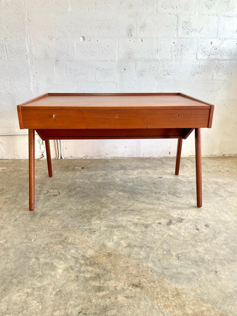XX secolo Scrivania danese in teak della metà del secolo scorso in vendita