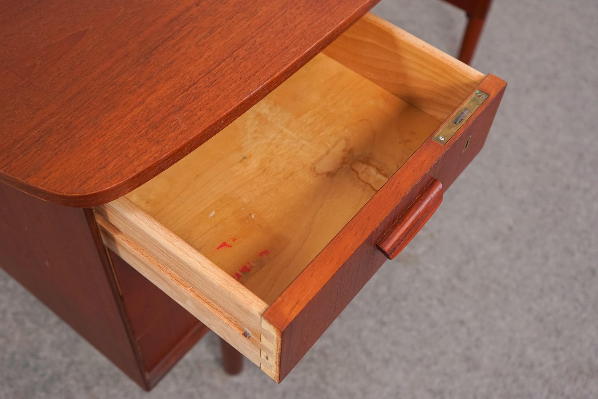 Metà XX secolo Scrivania danese in teak della metà del secolo scorso in vendita
