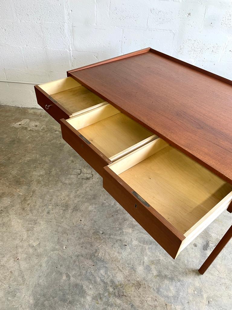 Legno Scrivania danese in teak della metà del secolo scorso in vendita