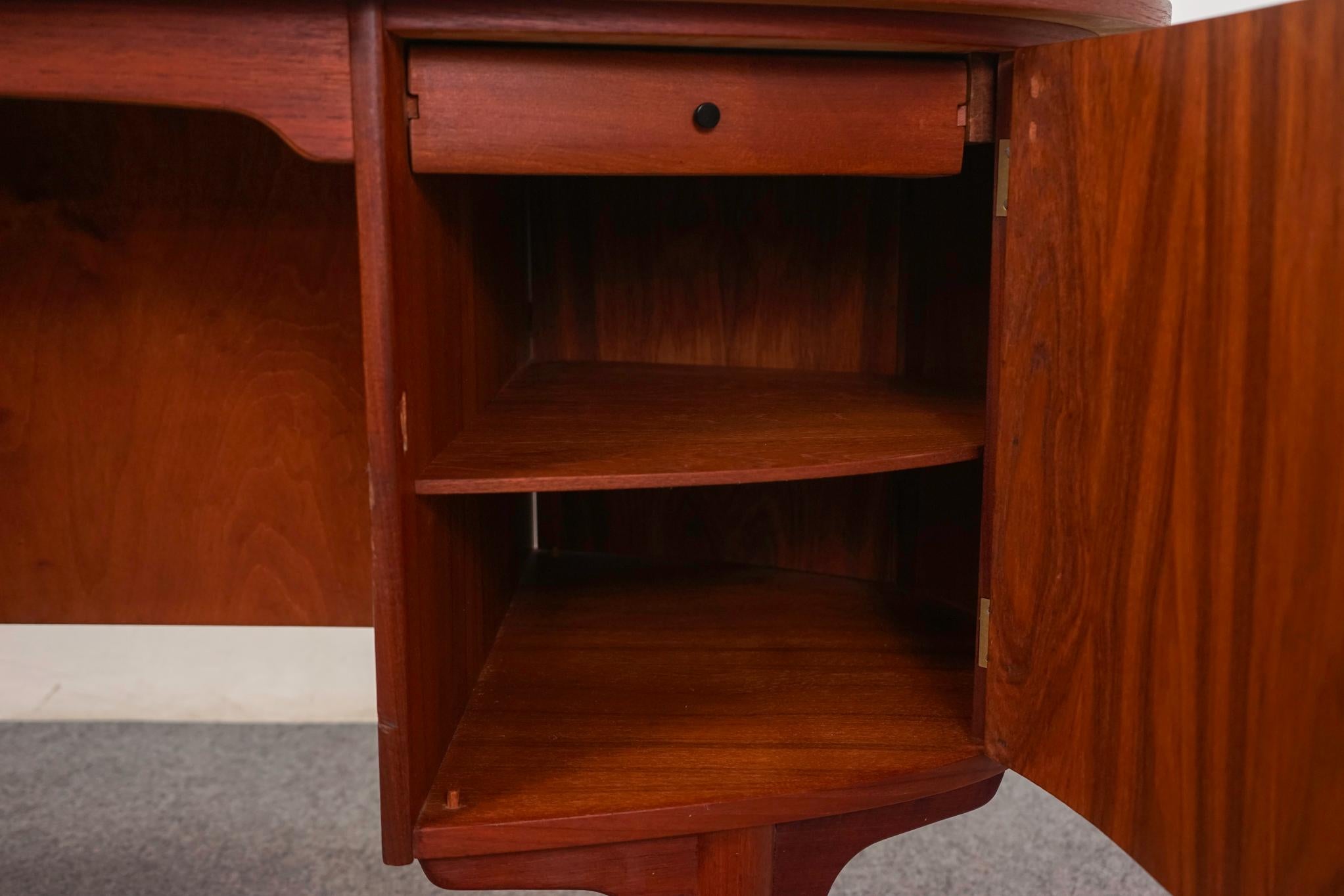 Teak Scrivania danese in teak della metà del secolo scorso in vendita