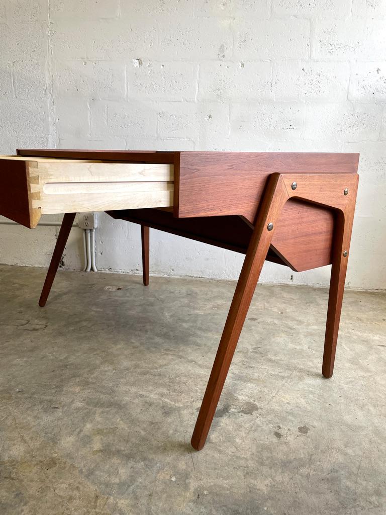 Scrivania danese in teak della metà del secolo scorso in vendita 1