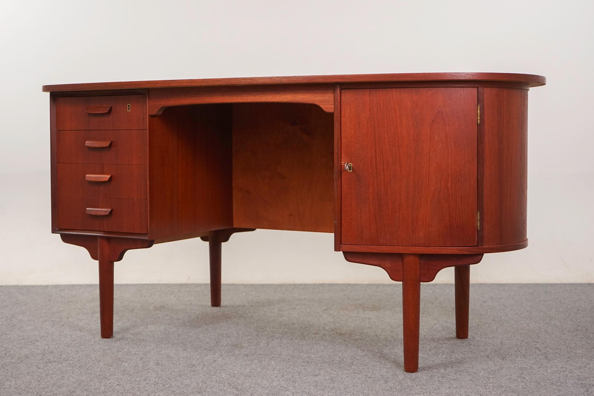 Scrivania danese in teak della metà del secolo scorso in vendita 1