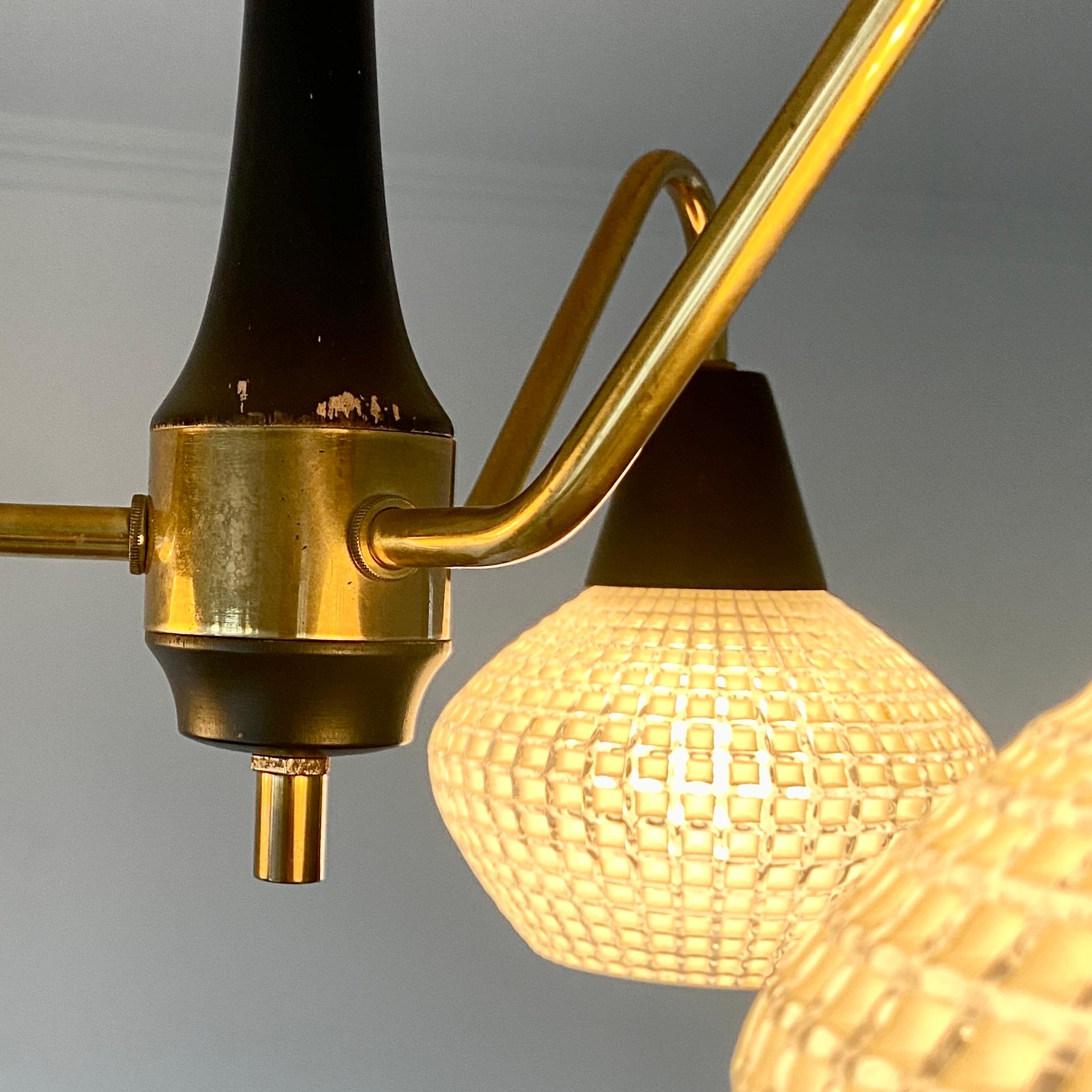 Danois Lustre danois à trois bras moderne du milieu du siècle dernier avec abat-jours en verre en vente