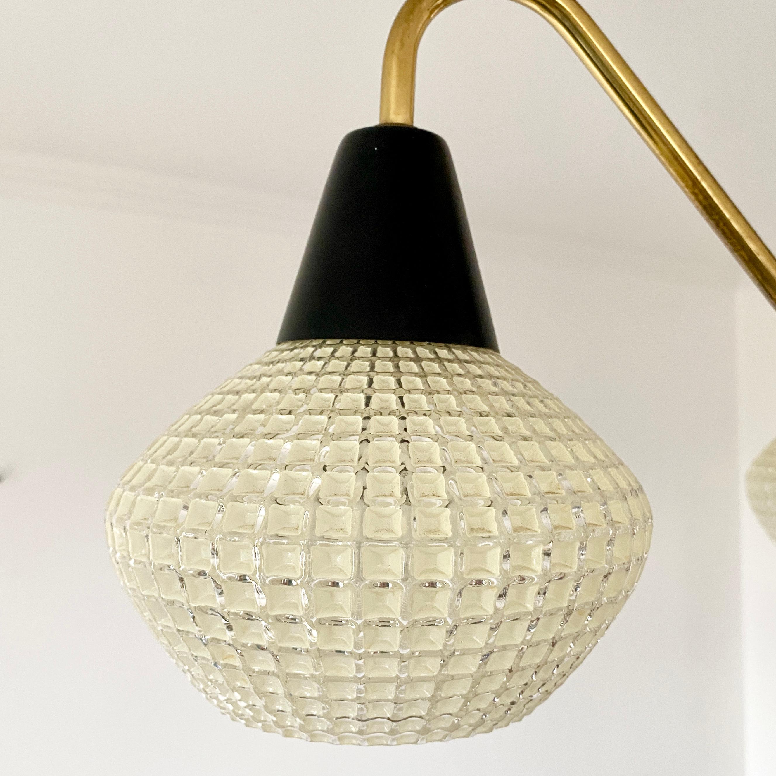 Lustre danois à trois bras moderne du milieu du siècle dernier avec abat-jours en verre Bon état - En vente à Haddonfield, NJ