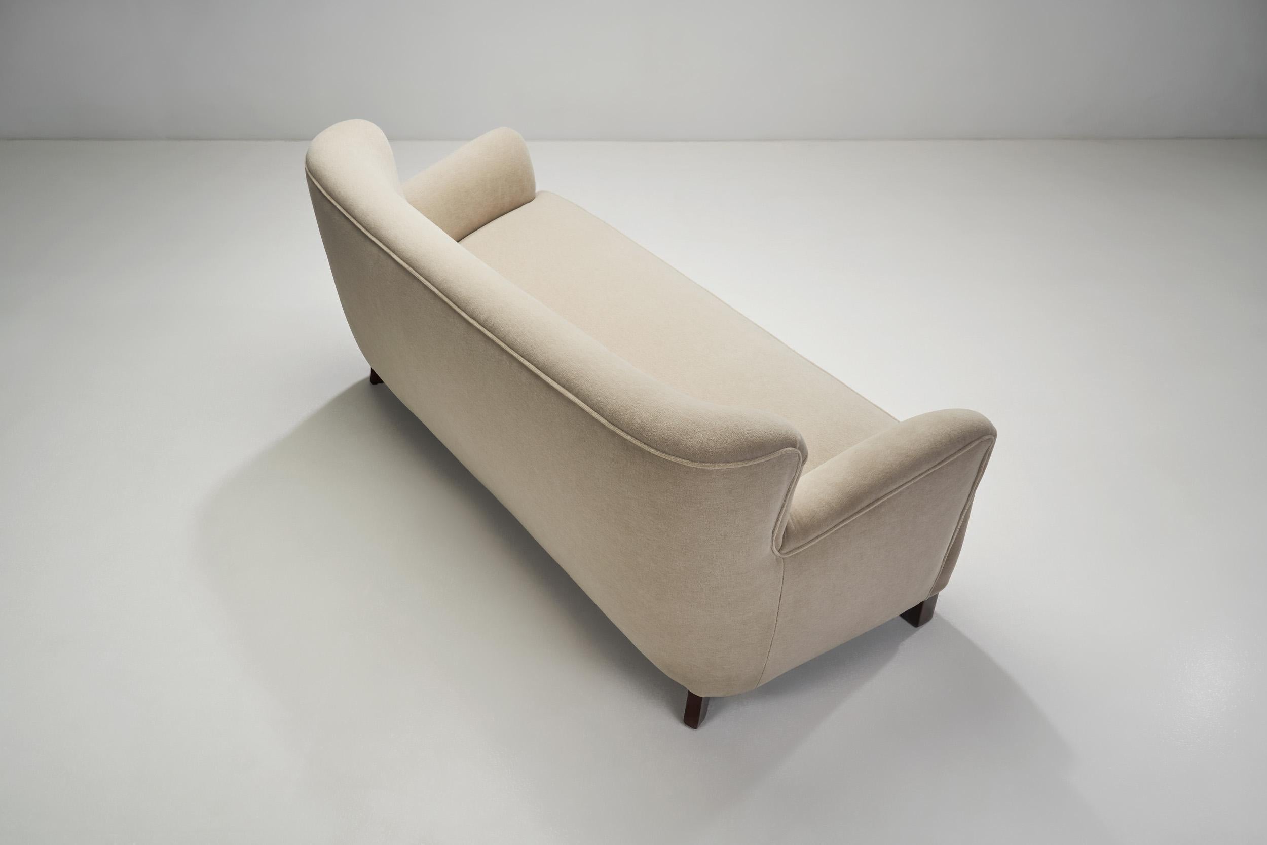 Dänisches Dreisitzer-Sofa aus der Mitte des Jahrhunderts, Dänemark, ca. 1950er Jahre (Stoff) im Angebot