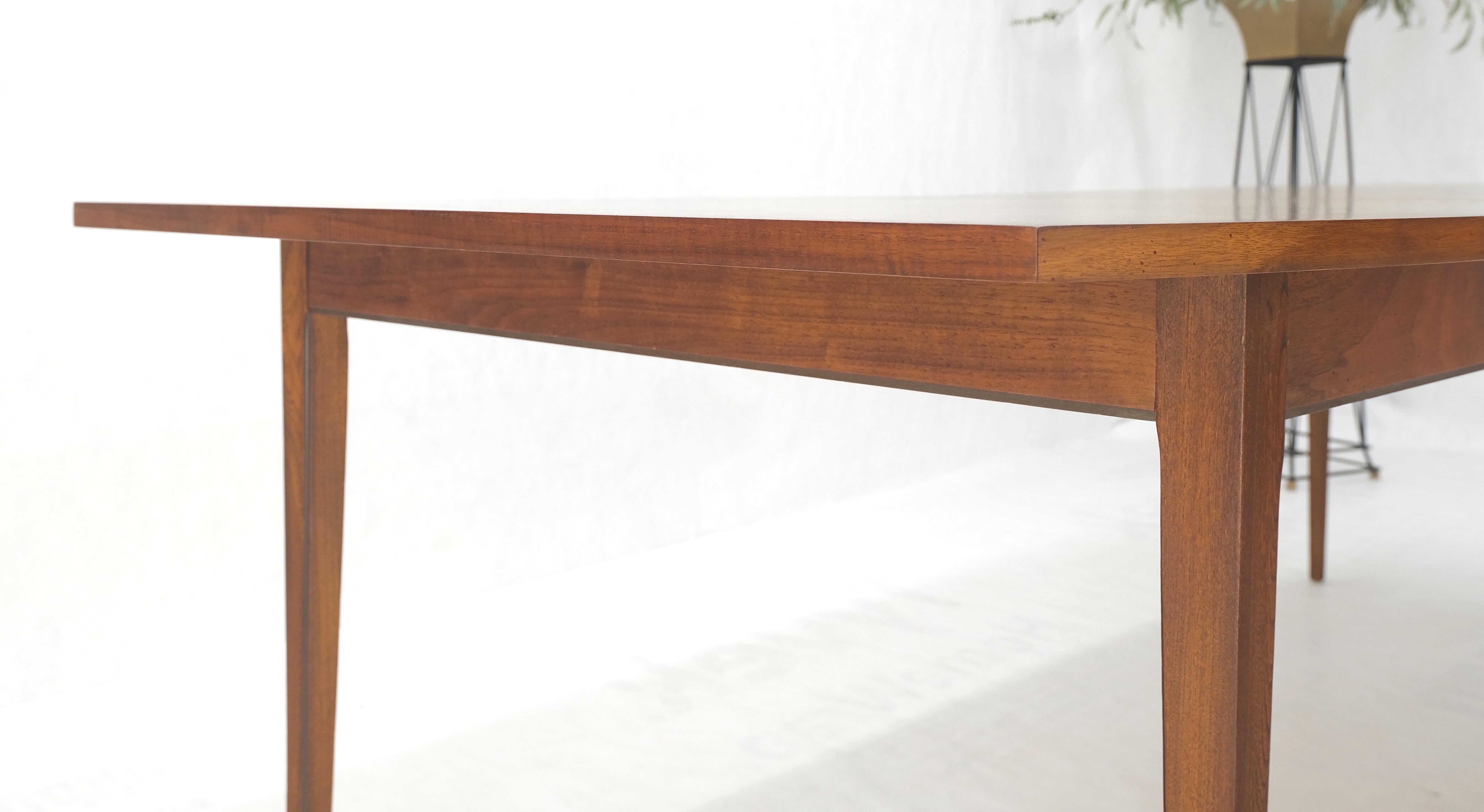 Mid-Century Modern Table de salle à manger en forme de bateau danoise en noyer moderne du milieu du siècle MINT ! en vente