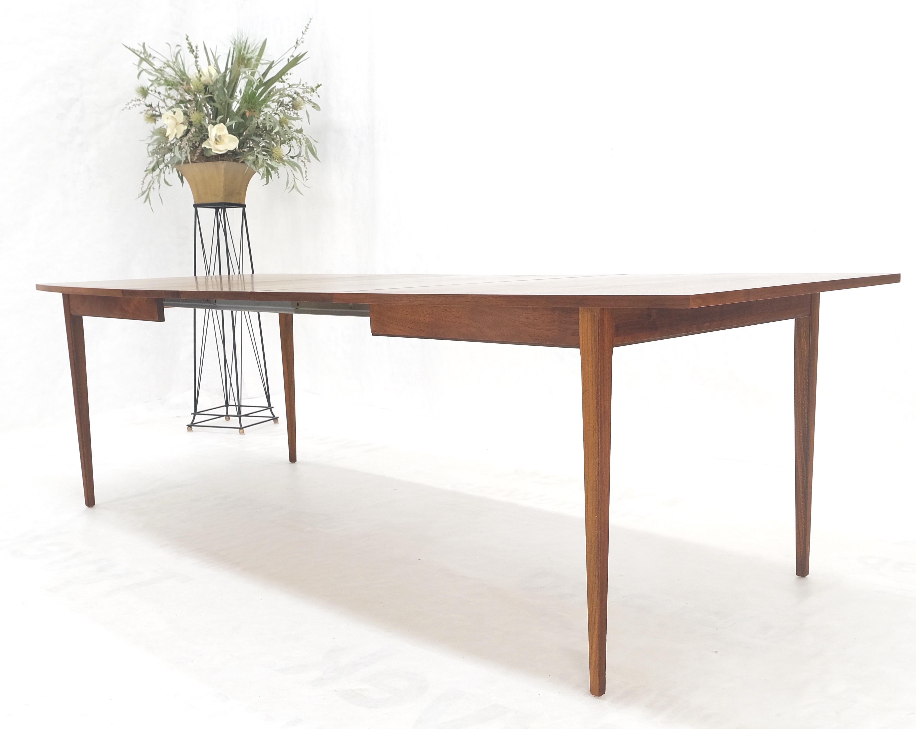 20ième siècle Table de salle à manger en forme de bateau danoise en noyer moderne du milieu du siècle MINT ! en vente